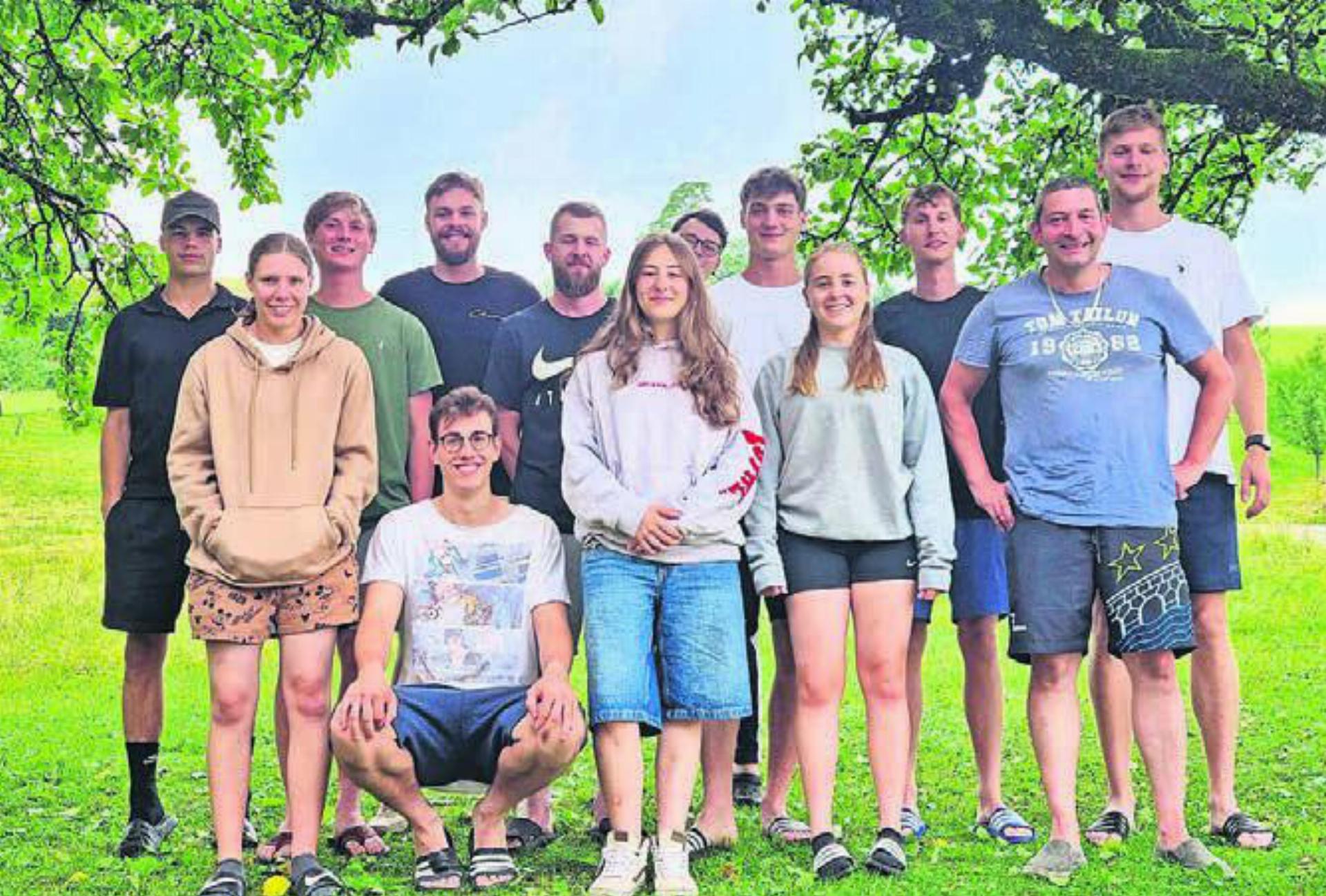 Vereint auf einem Bild: Alle Lernenden und die drei Lehrlingsbetreuer. Bilder: zg
