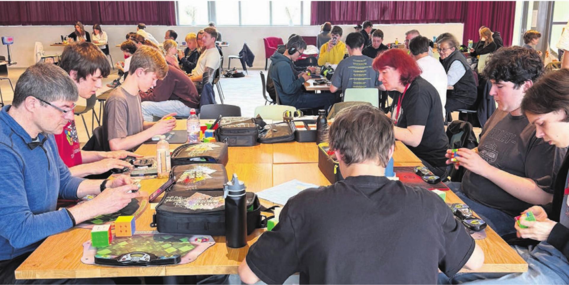 Rund 80 Personen, Kinder und Erwachsene, sind Teil des ersten Speedcubing-Anlasses in Muri. Bilder: abi - Das Bild wird blockiert. – Möglicherweise durch einen aktiven Adblocker.