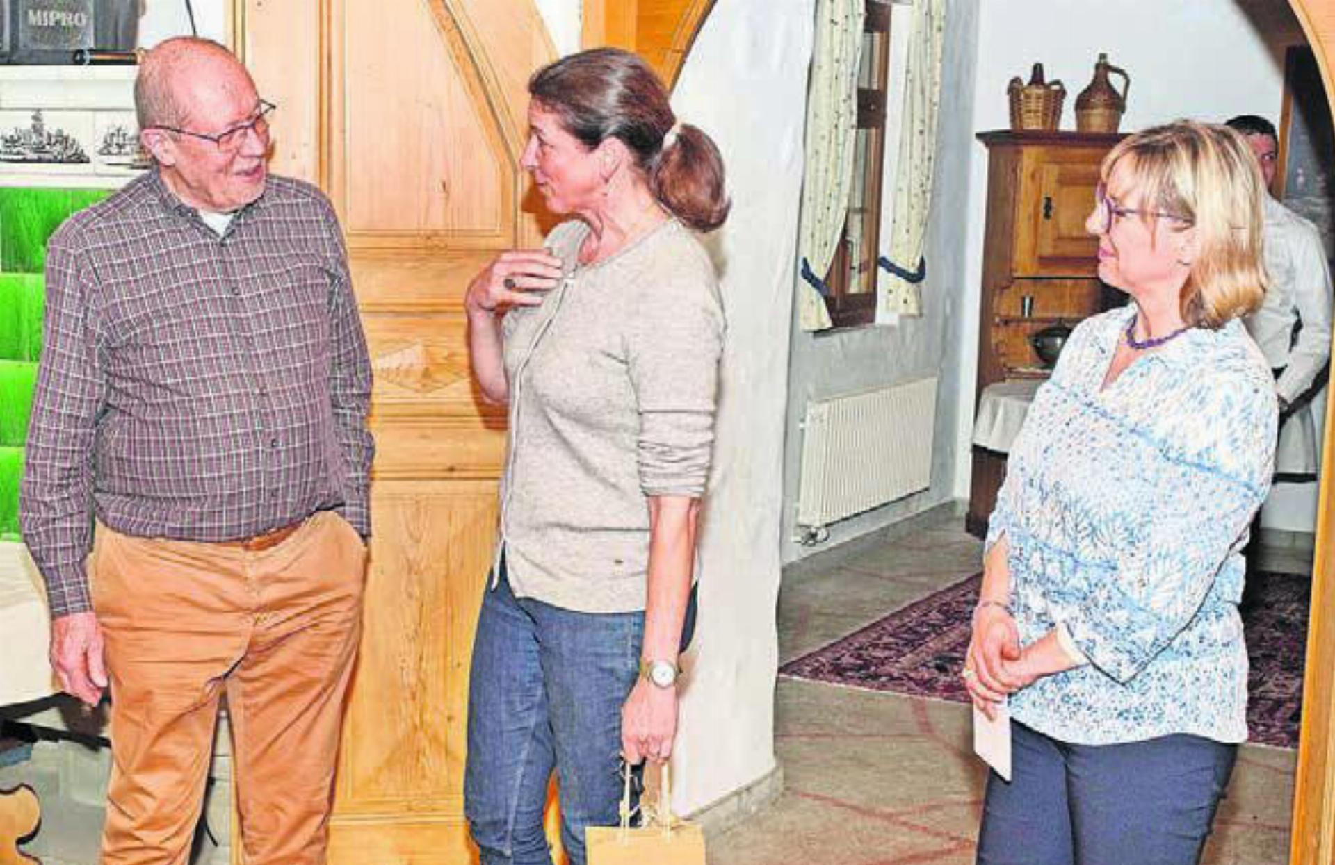 Wolfgang Beiss führte durch den Abend, Lidwina Weh und Gabi Thiel (beide Vorstandsmitglieder) bedankten sich bei ihm. Bild: zg