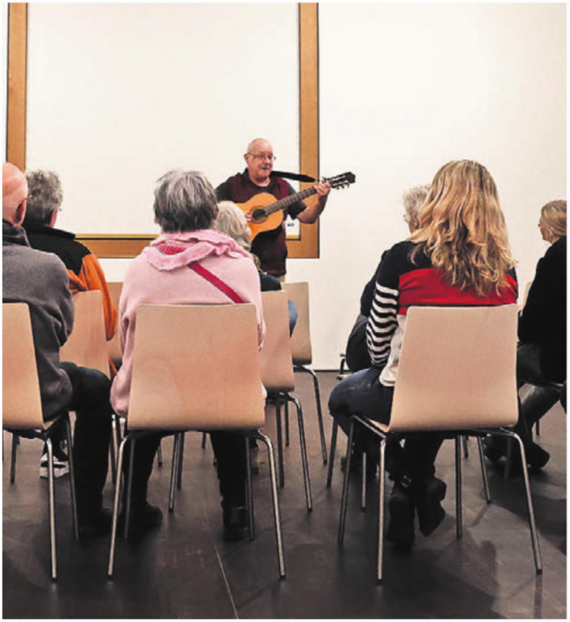 Bilder: Archiv Mit ihren Anlässen konnte die Kulturkommission jeweils einige Besuchende anlocken: ob mit Lesungen (links Urs Habegger) oder «Kulinarischen Begegnungen der Kulturen im Dorf» (rechts). Umso unerwarteter erschien das Ende des Engagements. - Das Bild wird blockiert. – Möglicherweise durch einen aktiven Adblocker.