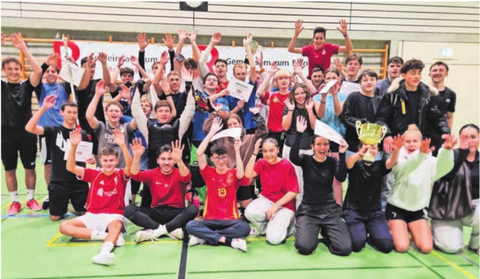 An der Raiffeisen Unihockeynight gab es einigen Grund zum Jubeln – vor allem für die Klassen der Kantonsschule, die in allen Kategorien den Sieg einheimsen konnten. Bild: zg - Das Bild wird blockiert. – Möglicherweise durch einen aktiven Adblocker.