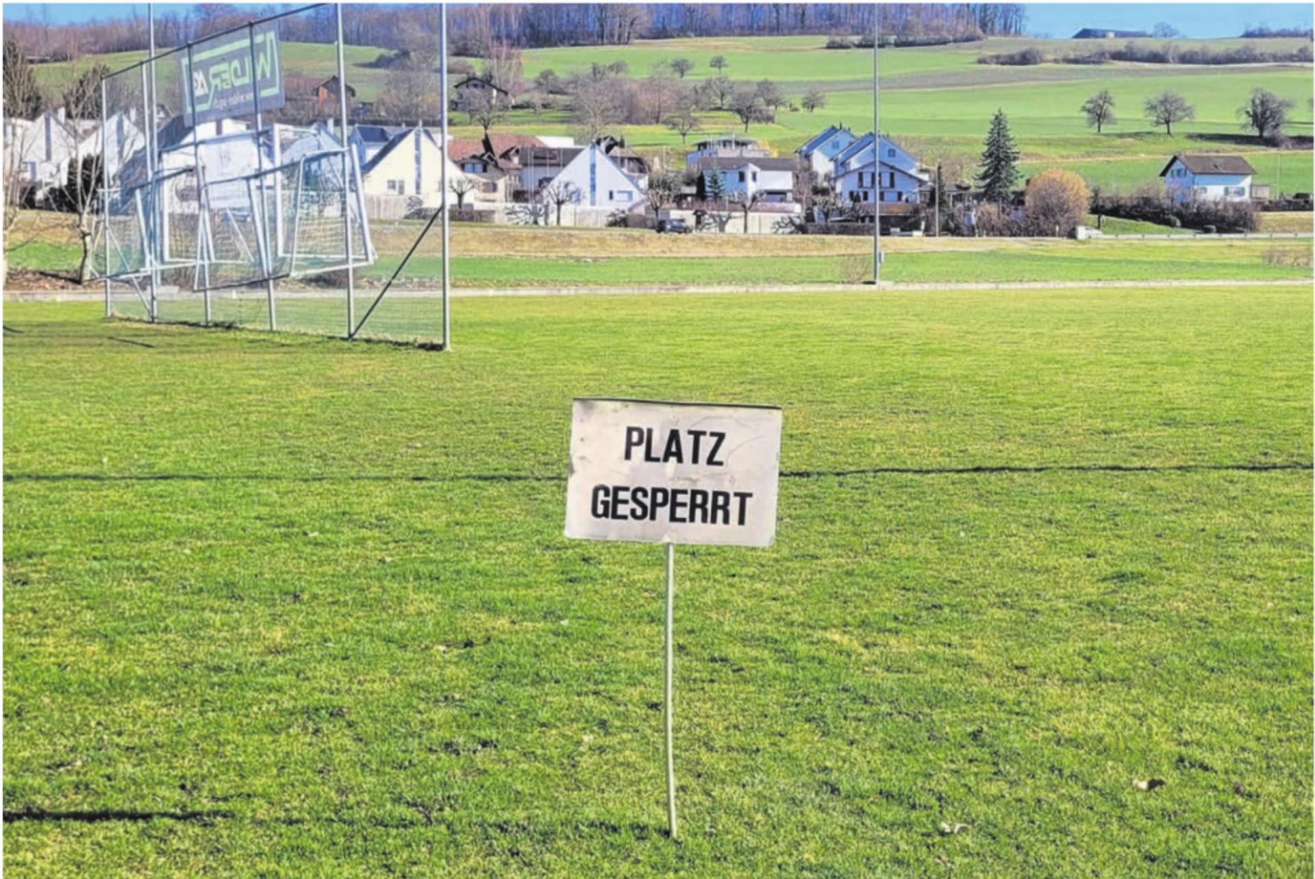 Die beiden Plätze des FC Sarmenstorf befinden sich in einem schlechten Zustand und müssen immer wieder mal gesperrt werden. Ein Kunstrasenfeld soll Abhilfe schaffen. Bild: Chregi Hansen - Das Bild wird blockiert. – Möglicherweise durch einen aktiven Adblocker.