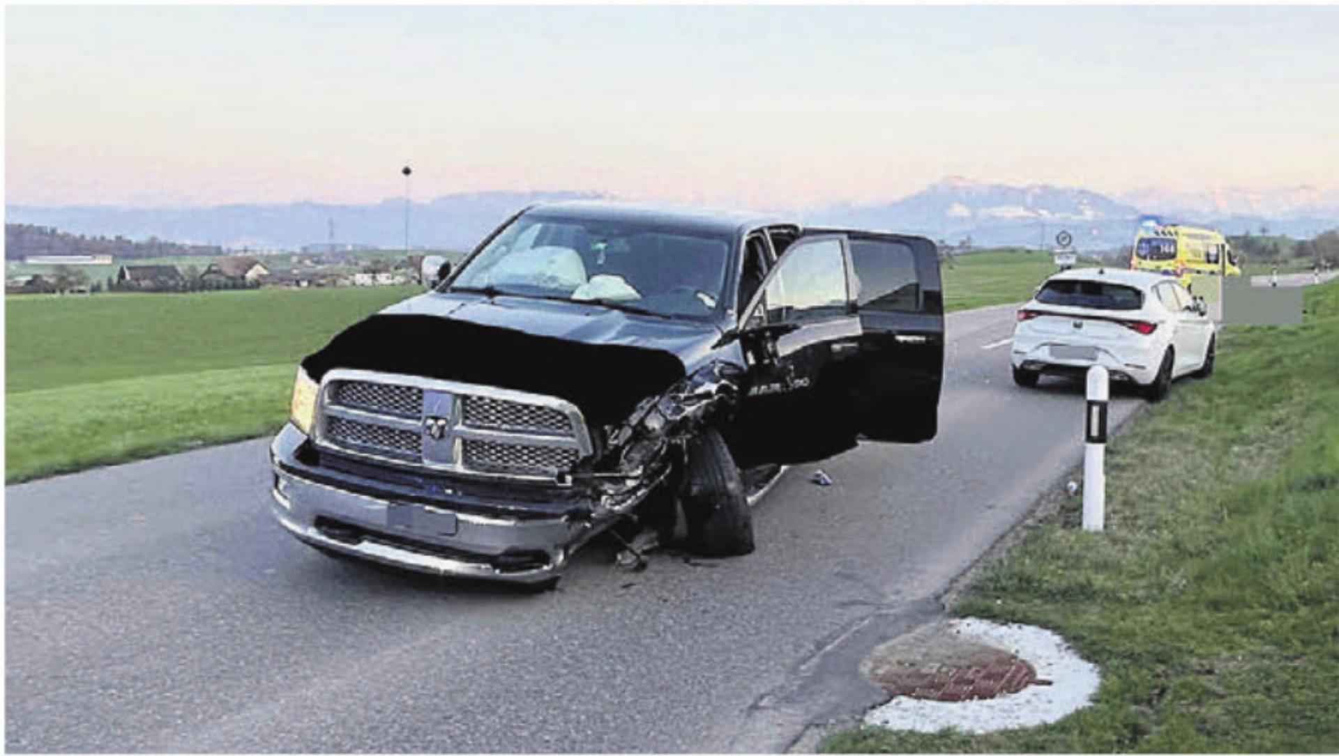 Die Strasse zwischen Auw und Alikon war für Stunden gesperrt. Bild: pz - Das Bild wird blockiert. – Möglicherweise durch einen aktiven Adblocker.