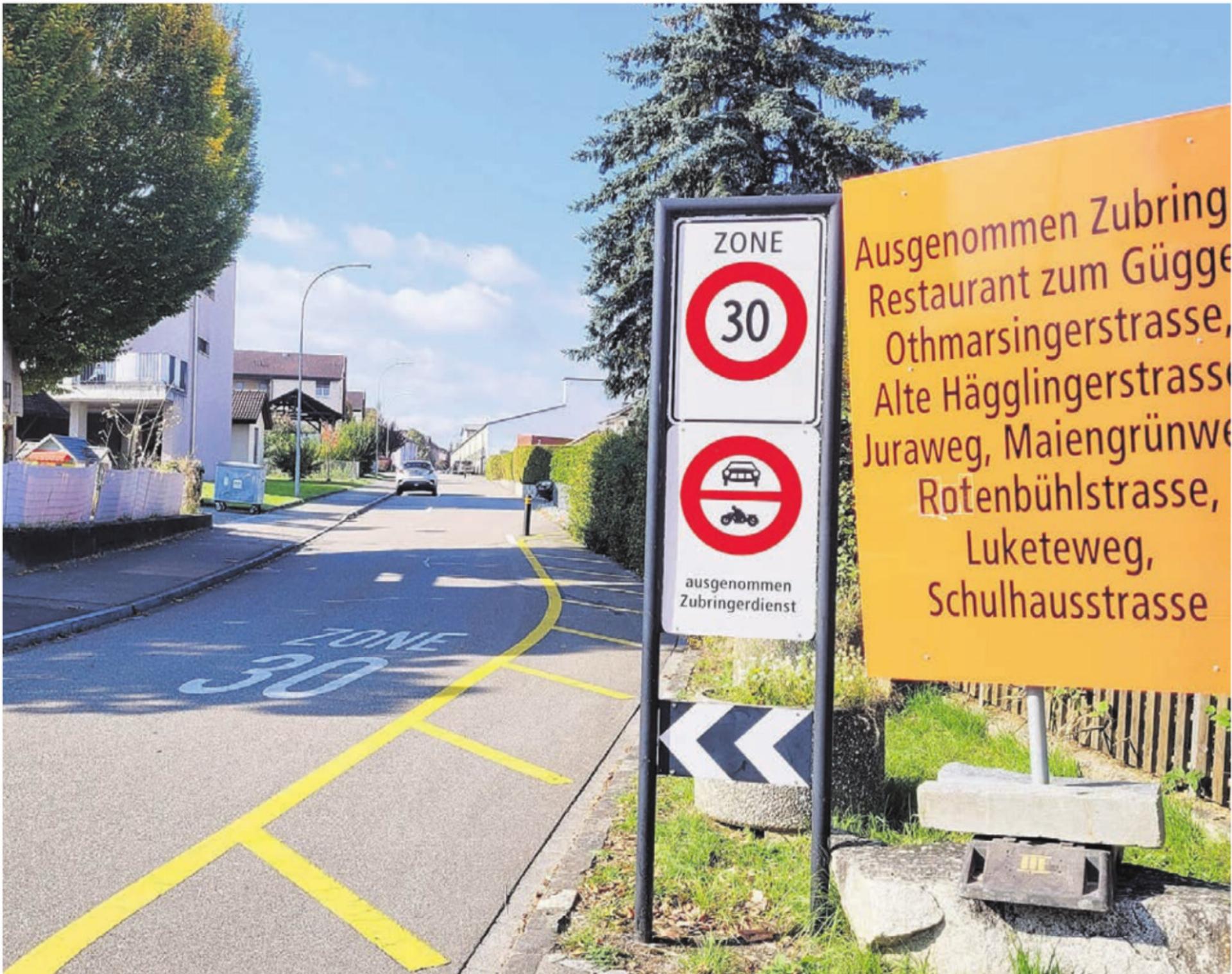 Die ersten Beobachtungen des Verkehrsflusses haben ergeben, dass Optimierungen in der Verkehrsführung und der Signalisation erfolgen müssen. Abgesehen davon fahren noch zu viele Fahrzeuge über verbotene Schleichwege. Diese Verkehrsteilnehmer dürfen damit rechnen, dass die Polizei die Fahrverbote überwacht und Fehlbare mit einer Busse belegt. Bild: Chregi Hansen - Das Bild wird blockiert. – Möglicherweise durch einen aktiven Adblocker.