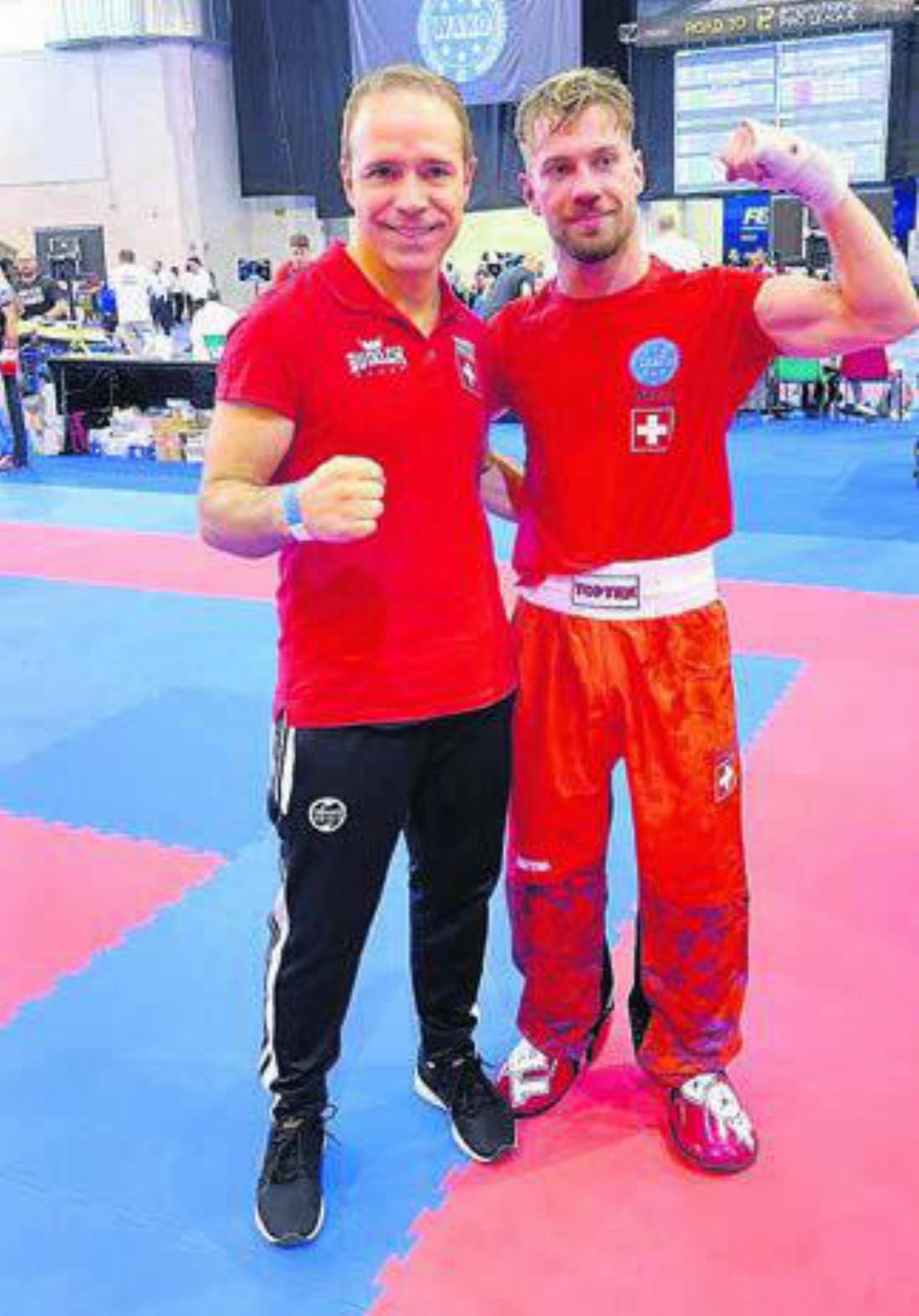 Coach Rocco Cipriano (links) freut sich mit seinem Sohn Roy über dessen zwei Medaillen. Bild: zg