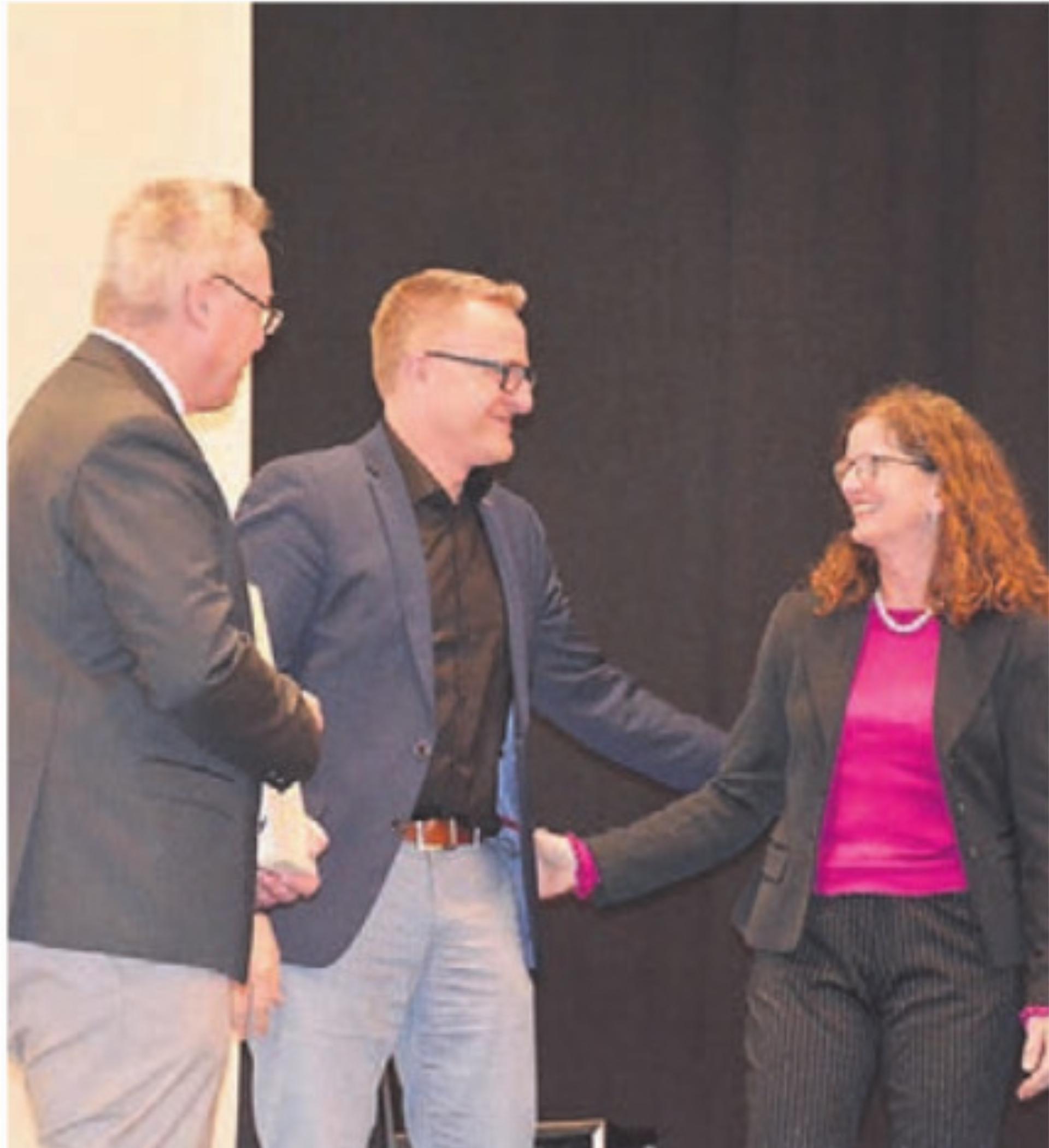 Marc Läuffer und Arsène Perroud verabschieden Ariane Gregor. Bild: sab - Das Bild wird blockiert. – Möglicherweise durch einen aktiven Adblocker.