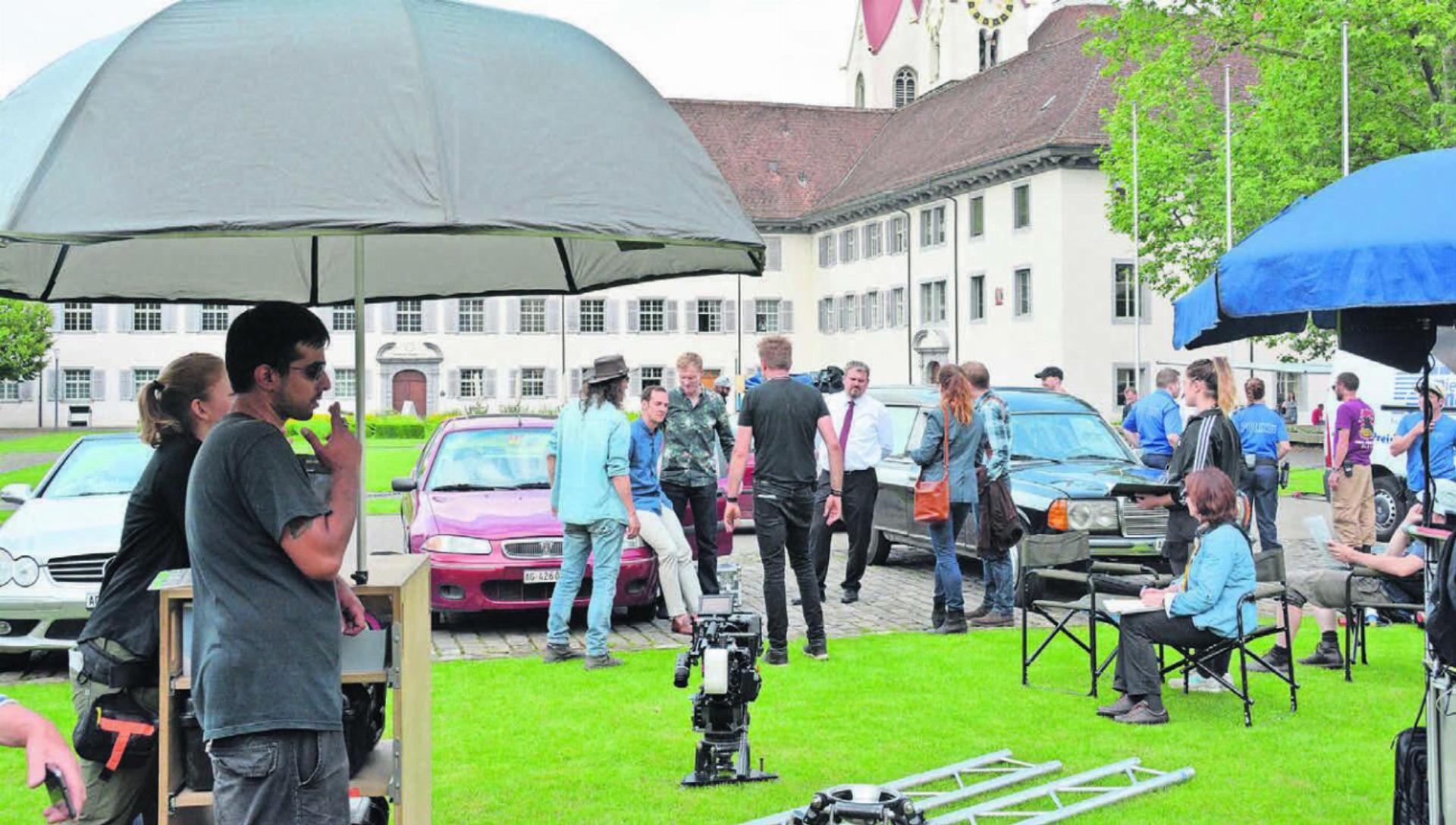 30. Juni 2016: Auf dem Klosterhof in Muri werden Szenen für die Schweizer Kultserie «Der Bestatter» gedreht. Im Januar 2017 lief die fünfte Staffel über die Bildschirme. Bild: Archiv/ake