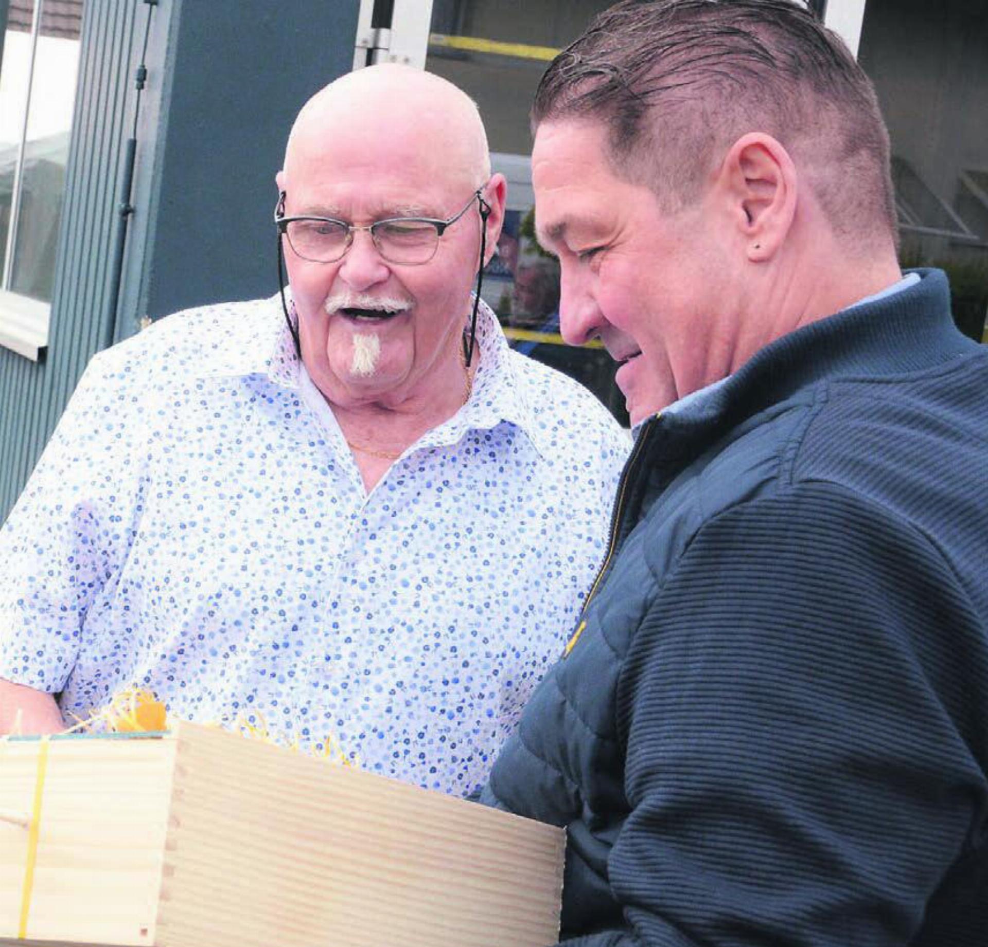 Viele Freunde, Wegbegleiter und Geschäftspartner sind gekommen, um mit Bruno Lindenmann (links) auf seinen Abschied anzustossen. Zu den Gratulanten gehörte auch Garagist und Grossrat Mario Gratwohl. 
Bilder: Chregi Hansen