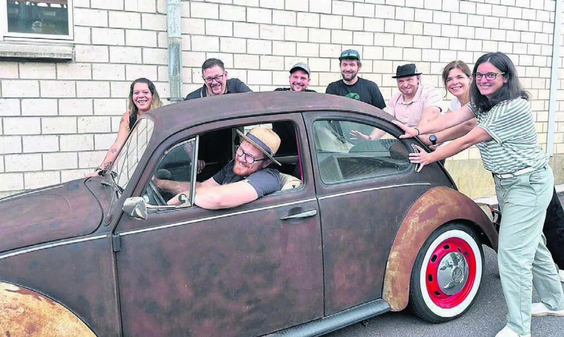 Das OK des Nachtumzugs ist mit viel mehr Drive unterwegs als auf diesem Bild. Am Steuer der neue OK-Präsident Julian Huber, unterstützt wird er von Angela Grolla, Remo Baumann, Prisko Lüthi, Markus Eichenberger, André Stadelmann, Sibylle Göggel und Gabi Leuthard (von links). Bild: zg