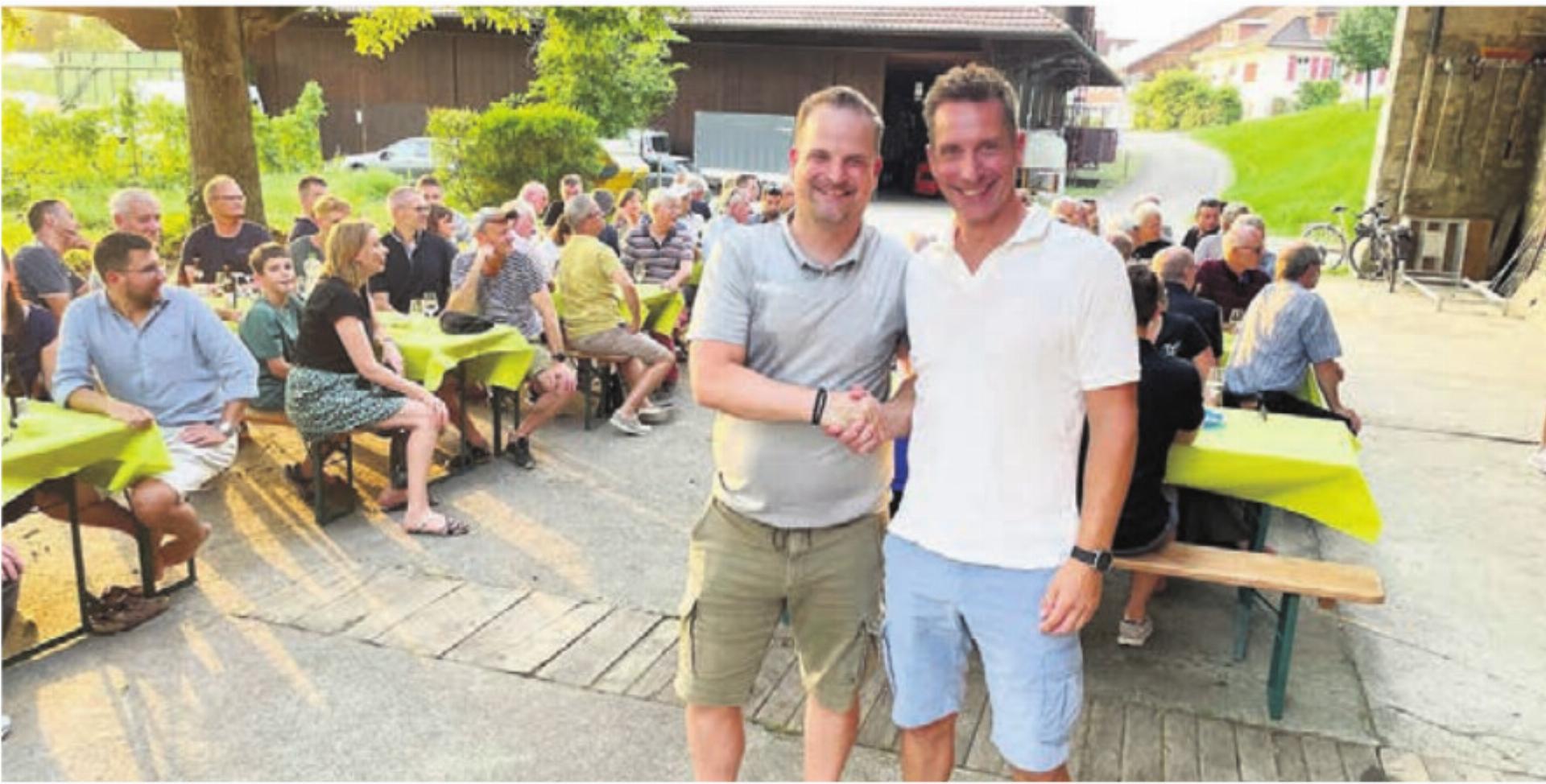 Der neue Trainer Björn Navarin (rechts) mit Fördervereinspräsident Mirko Kleiner. Bild: zg - Das Bild wird blockiert. – Möglicherweise durch einen aktiven Adblocker.