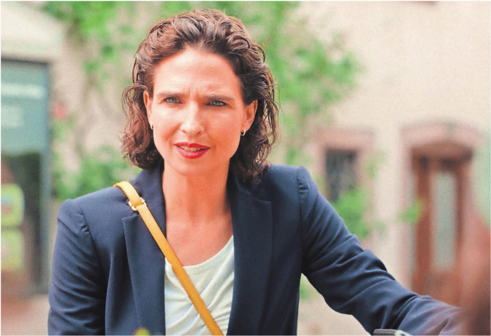 Michèle Rohrbach spielt in «Plitsch Platsch Forever!» eine gestresste Stadtpräsidentin und Mutter. - Das Bild wird blockiert. – Möglicherweise durch einen aktiven Adblocker.