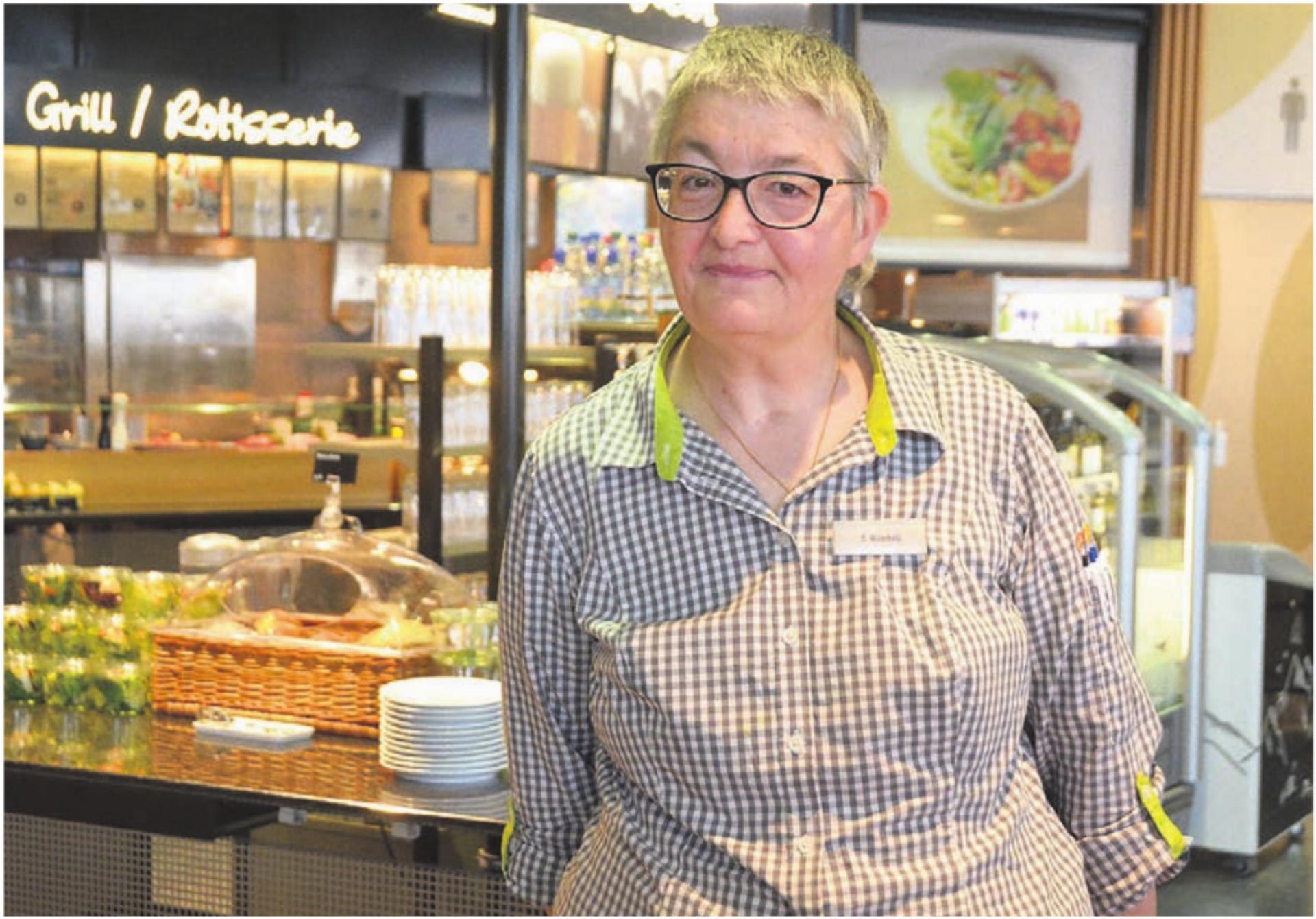 Corinne Hümbeli mitten im Coop-Restaurant in Muri. Hier möchte sie gerne bis zu ihrer Pensionierung bleiben.
Bild: Annemarie Keusch - Das Bild wird blockiert. – Möglicherweise durch einen aktiven Adblocker.