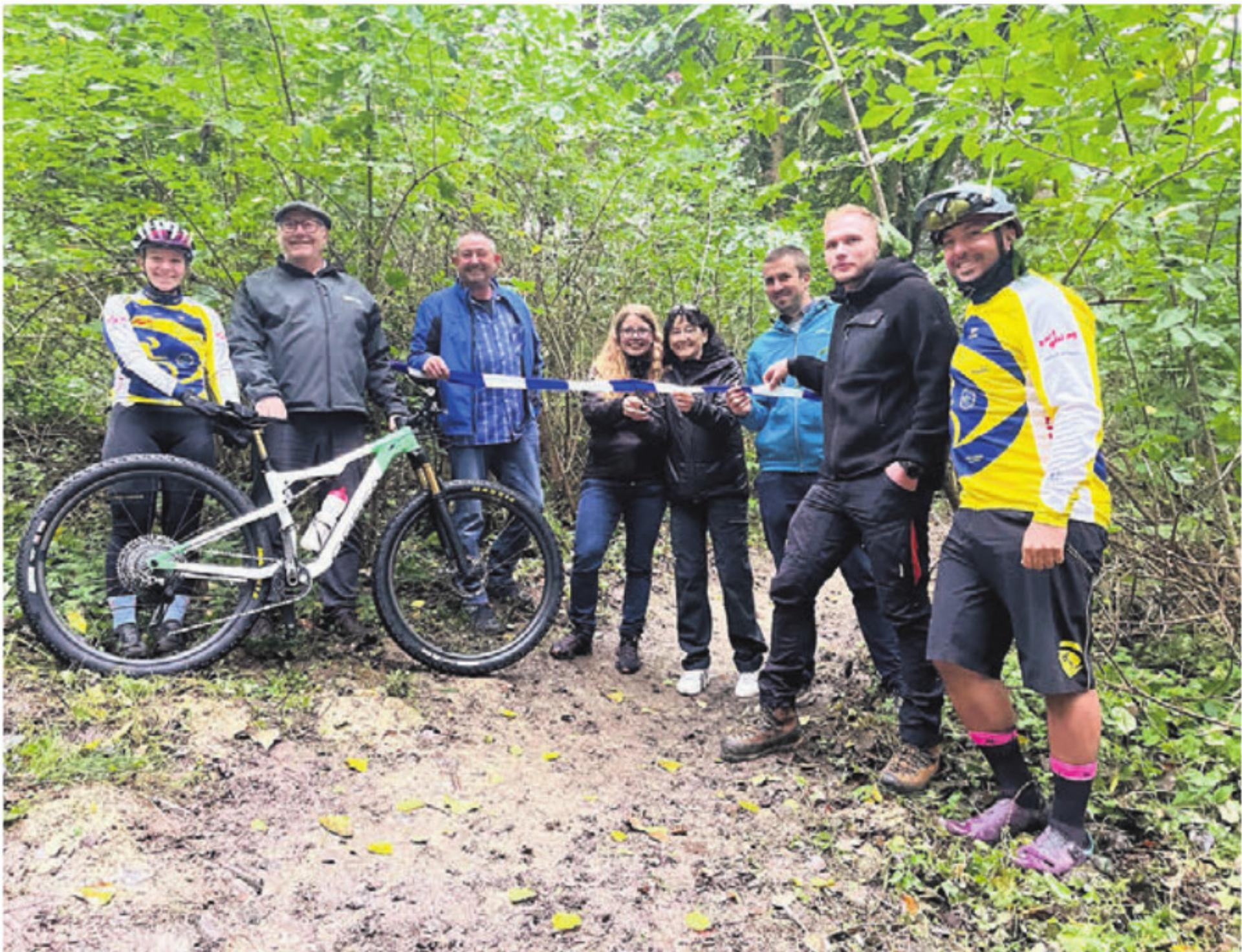 Das Band zur Eröffnung des Mountainbiking-Trails wurde von den beteiligten Akteuren gemeinsam durchgeschnitten. Bild: mub - Das Bild wird blockiert. – Möglicherweise durch einen aktiven Adblocker.