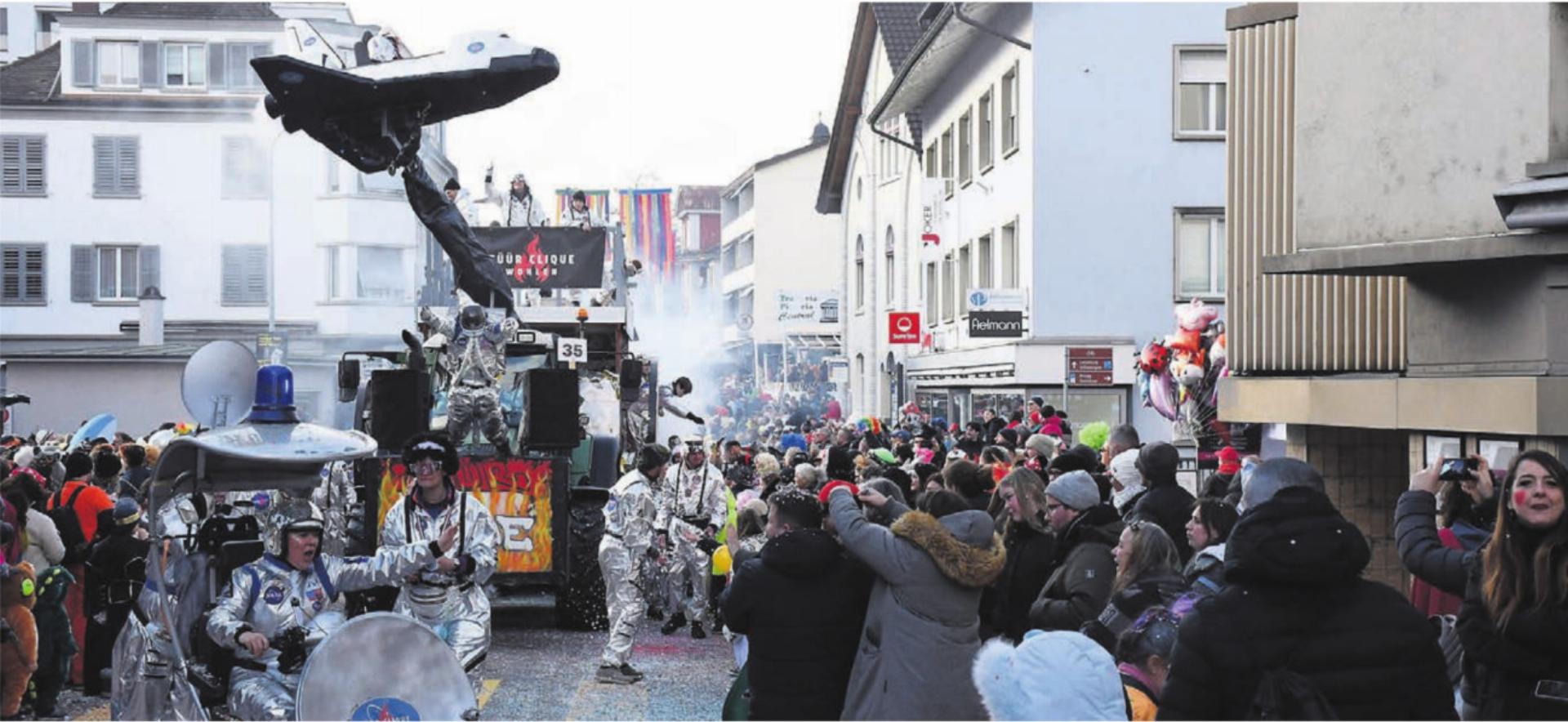 Abgehoben: Wer fliegend durchs Zentrum kam, wie die Füür-Clique Wohlen, hatte Vorteile. Bei den Zuschauerreihen gab es praktisch kein Durchkommen mehr. Bild: Daniel Marti - Das Bild wird blockiert. – Möglicherweise durch einen aktiven Adblocker.