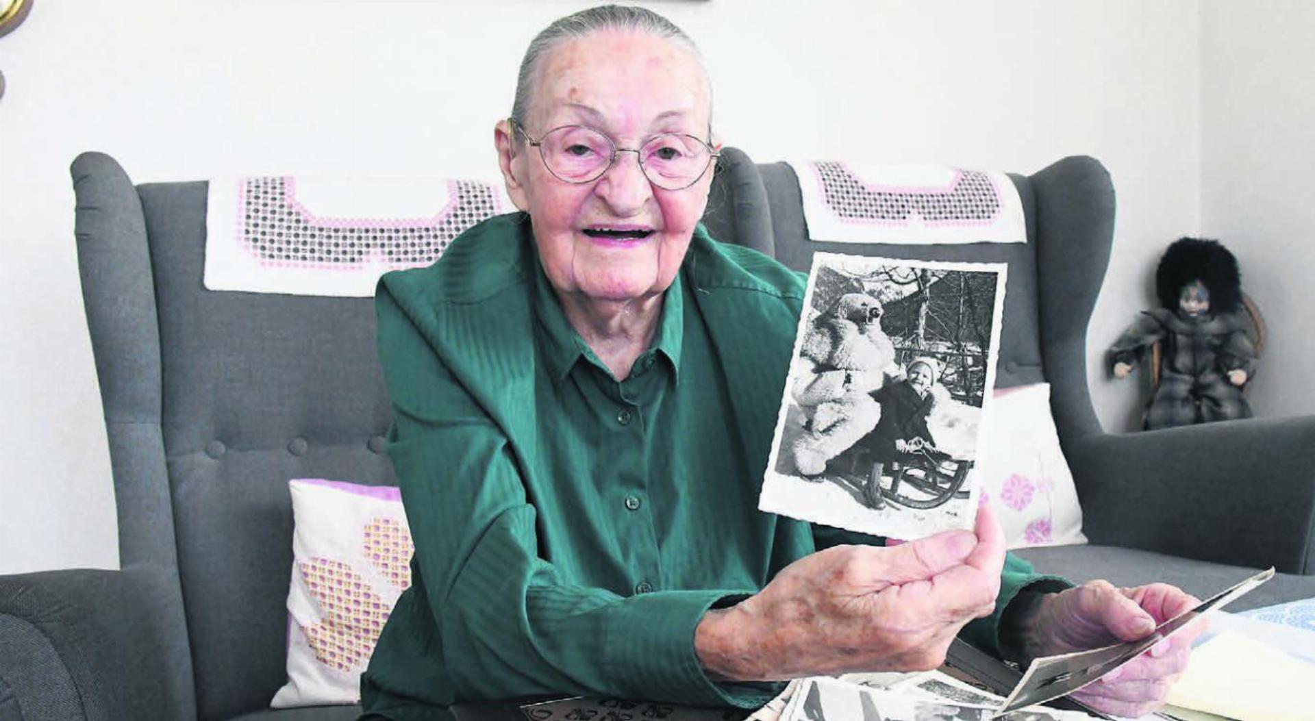 Mit den Bildern kommen die Erinnerungen. Neben viel Schrecklichem hat Theresia Kohlheimer auch manch Schönes erlebt in ihrer Kindheit. Bild: Daniel Marti