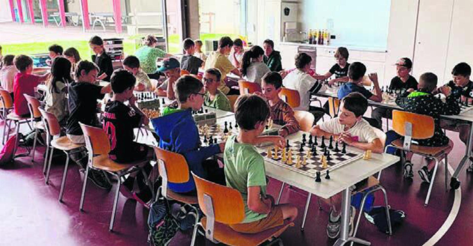 51 begeisterte Schülerinnen und Schüler nahmen teil und tauchten im Rahmen des Ferienpasses in die faszinierende Welt des Schachs ein. 
Bilder: zg