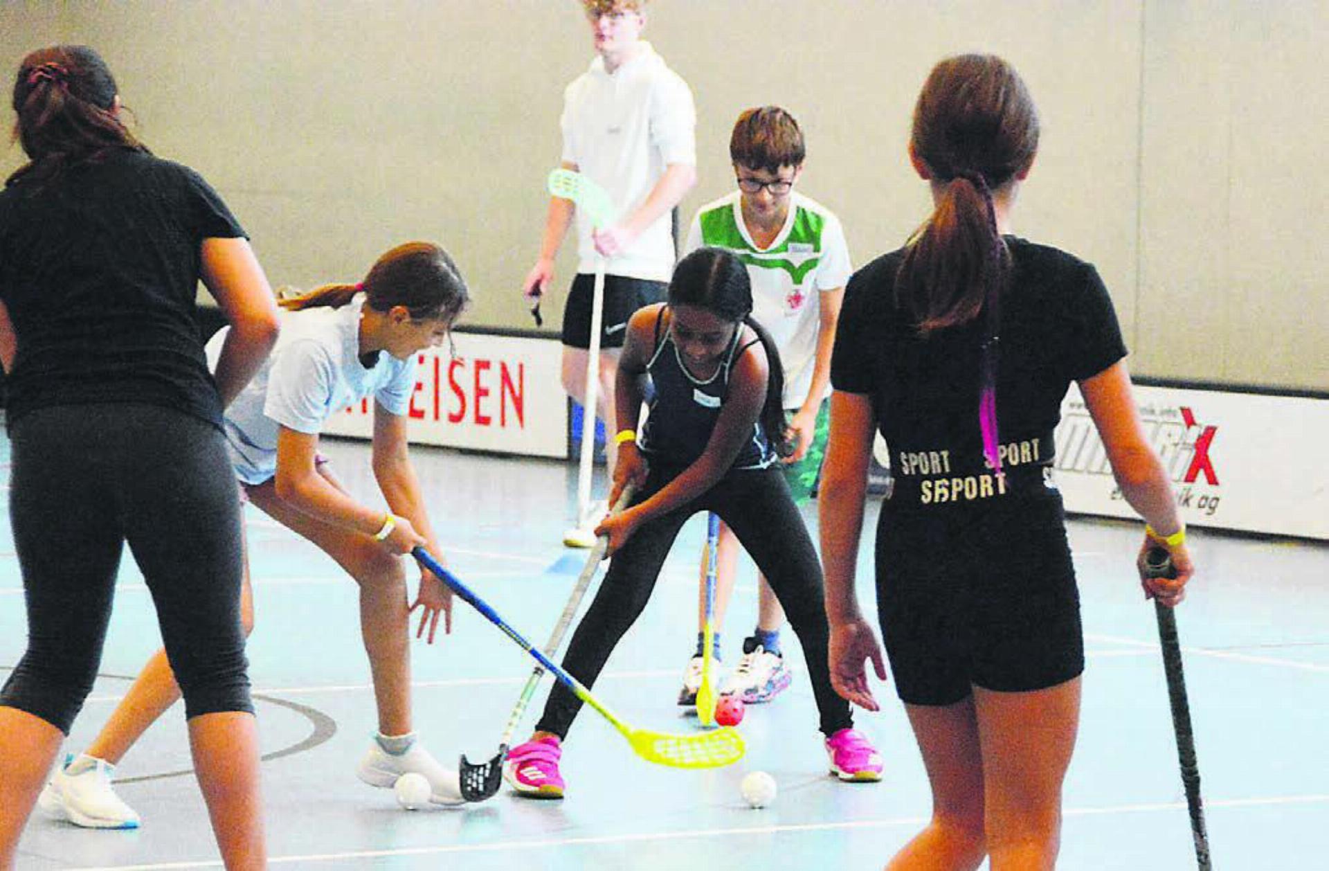 Bereits in der Aufwärmphase muss man parat sein: Beim Unihockey geht es hoch zu und her. Bilder: Celeste Blanc