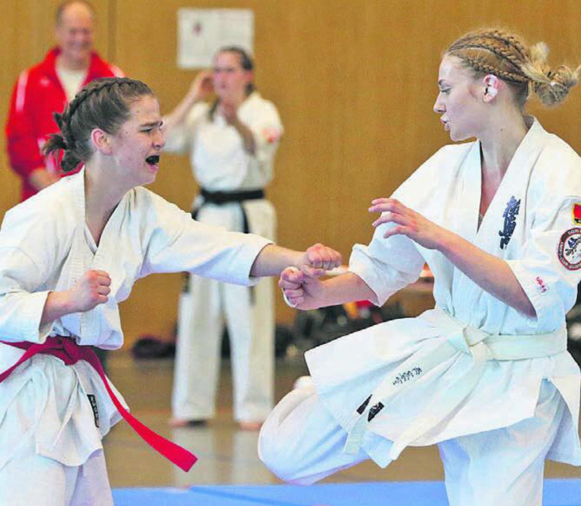 Das Gesicht der Gegnerin spricht Bände. Simena Moos (links) vom Karate Club Anglikon feiert nach langer Verletzungspause ihr Comeback und holt den Meistertitel.