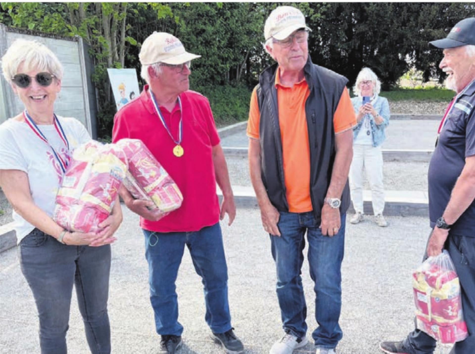 Spielleiter Beni Felder (rechts) mit dem souveränen Siegerteam.    Bild: zg - Das Bild wird blockiert. – Möglicherweise durch einen aktiven Adblocker.