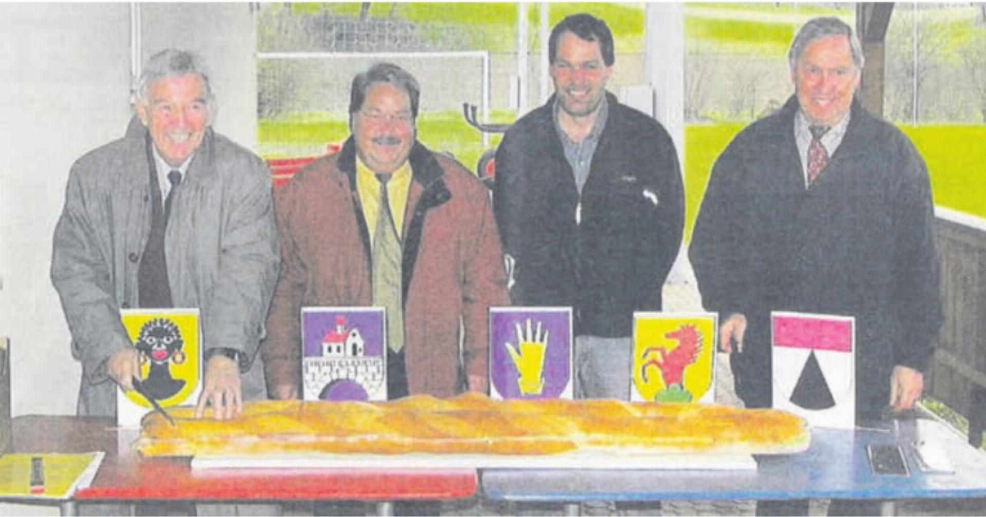 Sie durchschneiden die beiden Brotrohre: (v. l.) Ernst Häner, Walter Urech, Alfred Suter und Dieter Gerber. Bild: Archiv - Das Bild wird blockiert. – Möglicherweise durch einen aktiven Adblocker.