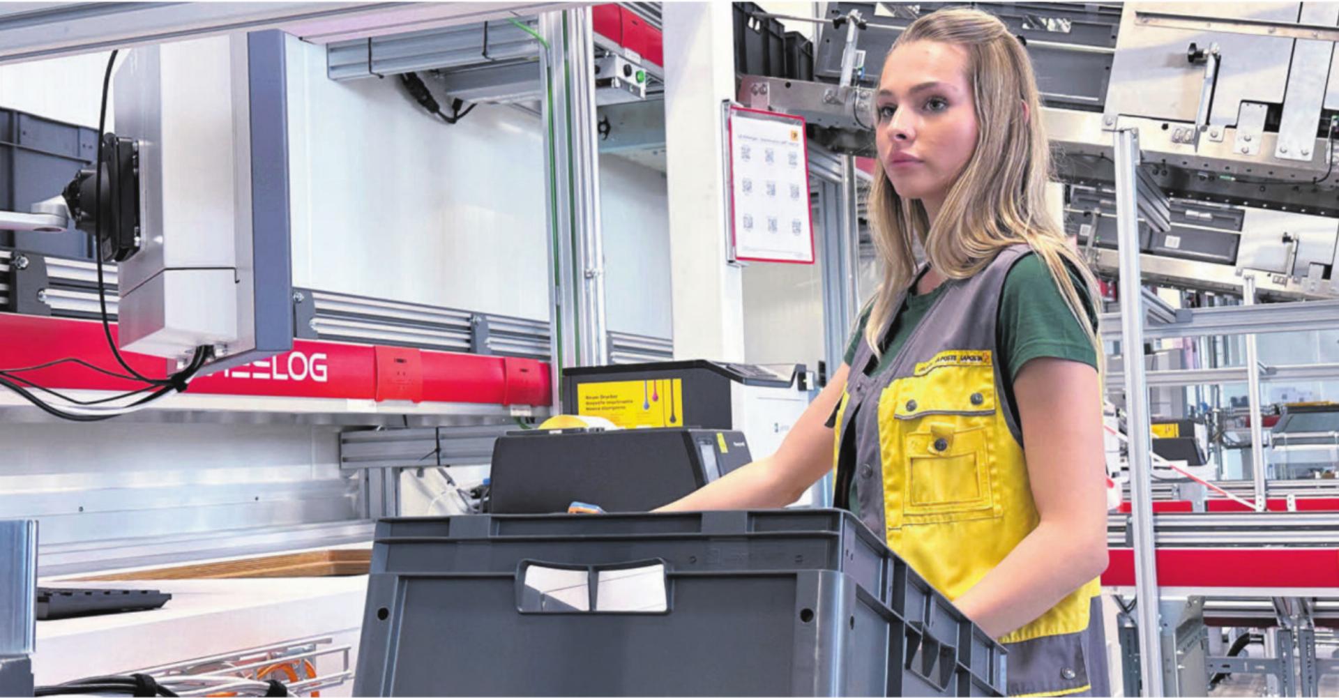 Vieles – aber nicht alles – ist automatisiert. 100 Arbeitsplätze schafft das neue Lagerlogistikzentrum der Post in Villmergen. Bild: Stefan Sprenger - Das Bild wird blockiert. – Möglicherweise durch einen aktiven Adblocker.