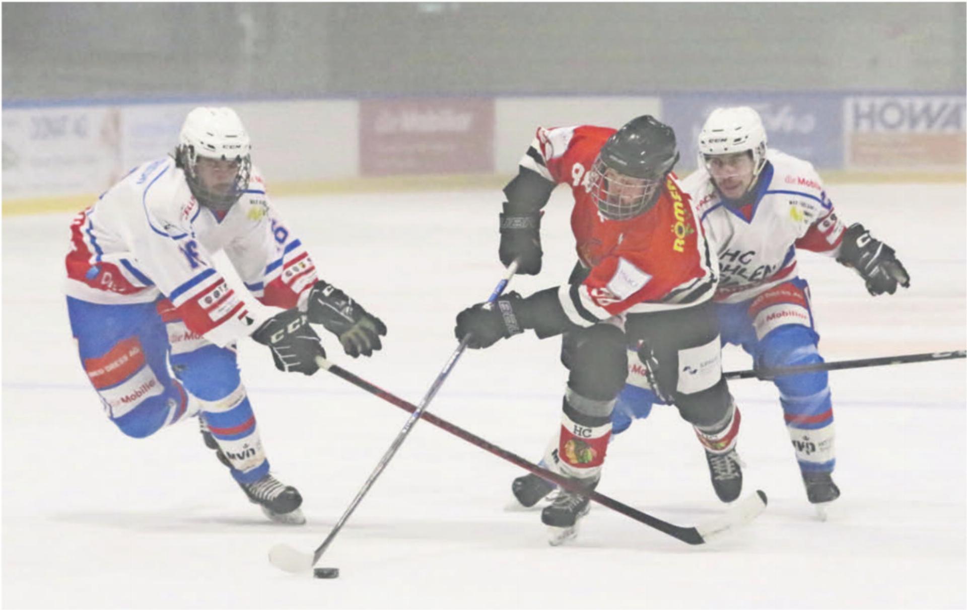 Wohlens Mike Wüthrich (links) und Andreas Meyer können Fi-Gös Marc Gisin nicht aufhalten. Trotz kämpferischer Leistung konnten die «Huskies» den «Indianern» erneut nicht wirklich gefährlich werden. Bild: Josip Lasic - Das Bild wird blockiert. – Möglicherweise durch einen aktiven Adblocker.