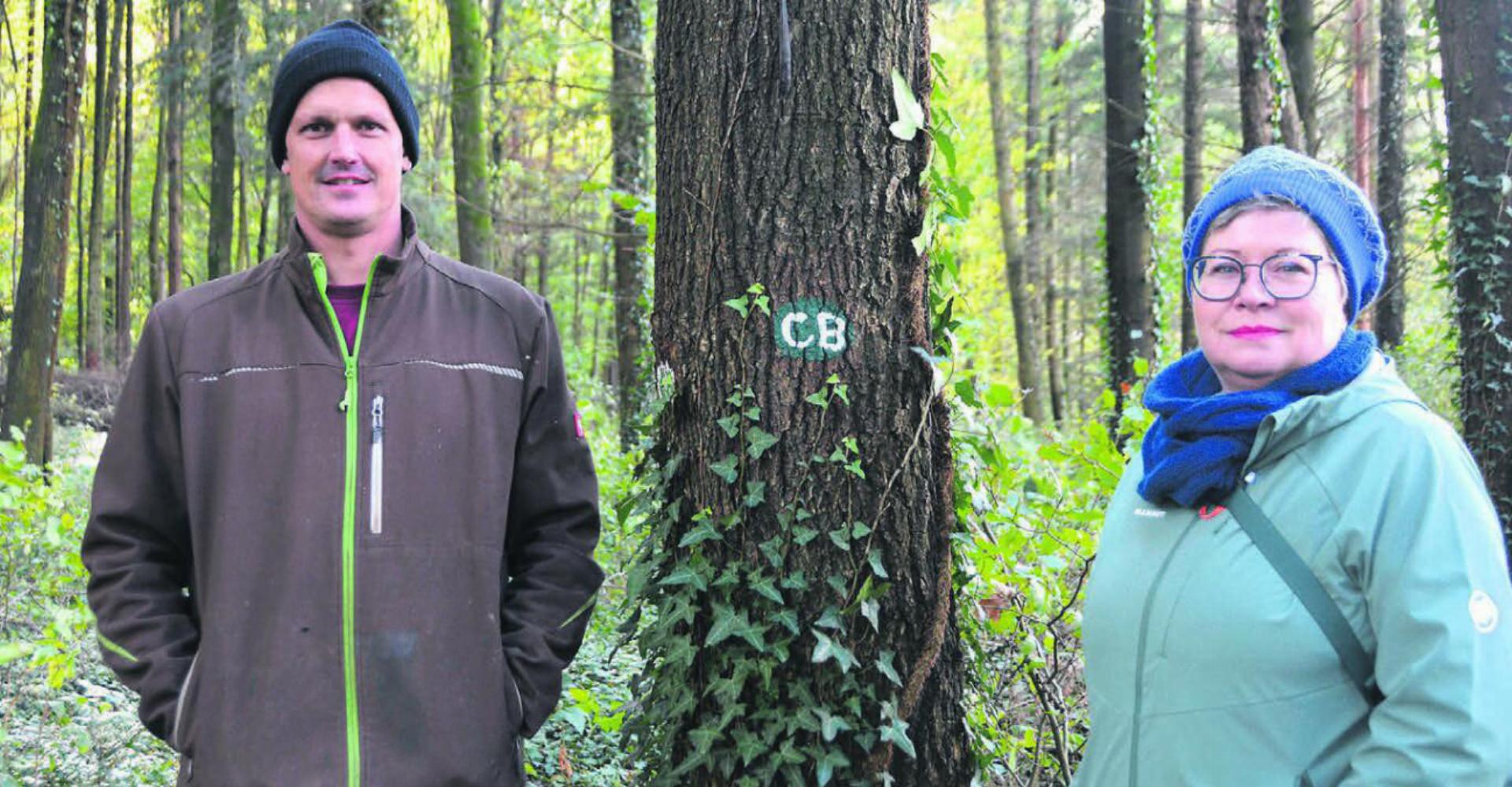 Thomas Brändle und Sabine Weber bei einem der Bäume im Aristauer Reitwald, dessen Recht für eine Bestattung gekauft werden kann. Bild: Annemarie Keusch