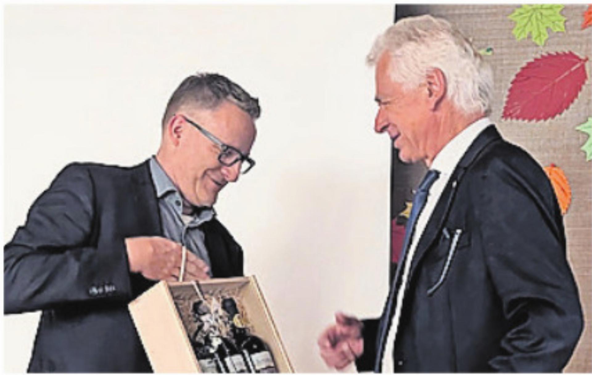 Arsène Perroud (l.) überreicht Raymond Tellenbach ein Abschiedspräsent. Bild: huy - Das Bild wird blockiert. – Möglicherweise durch einen aktiven Adblocker.