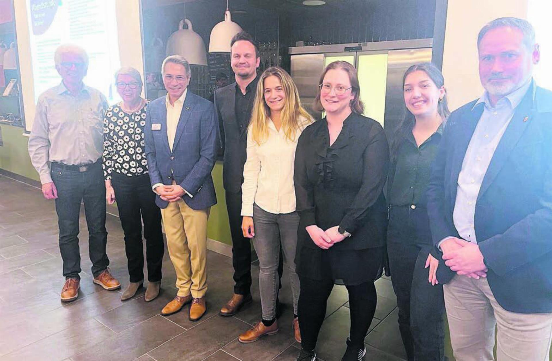 Sie prägten den gut besuchten Informationsabend (von links): Urs Hupfer und Heidi Plantera vom Seniorenverein Villmergen; Walter Cassina, Vorsitzender der Geschäftsleitung Obere Mühle Villmergen; Raimond Corboz, Gerichtspräsident Bremgarten; Sandra Grünwald, Fachrichterin Bremgarten; Sandrine Bruppacher und Janira Mamazza, KESD Villmergen; Fabian Lupp, Gemeinderat Villmergen. Bild: Britta Müller