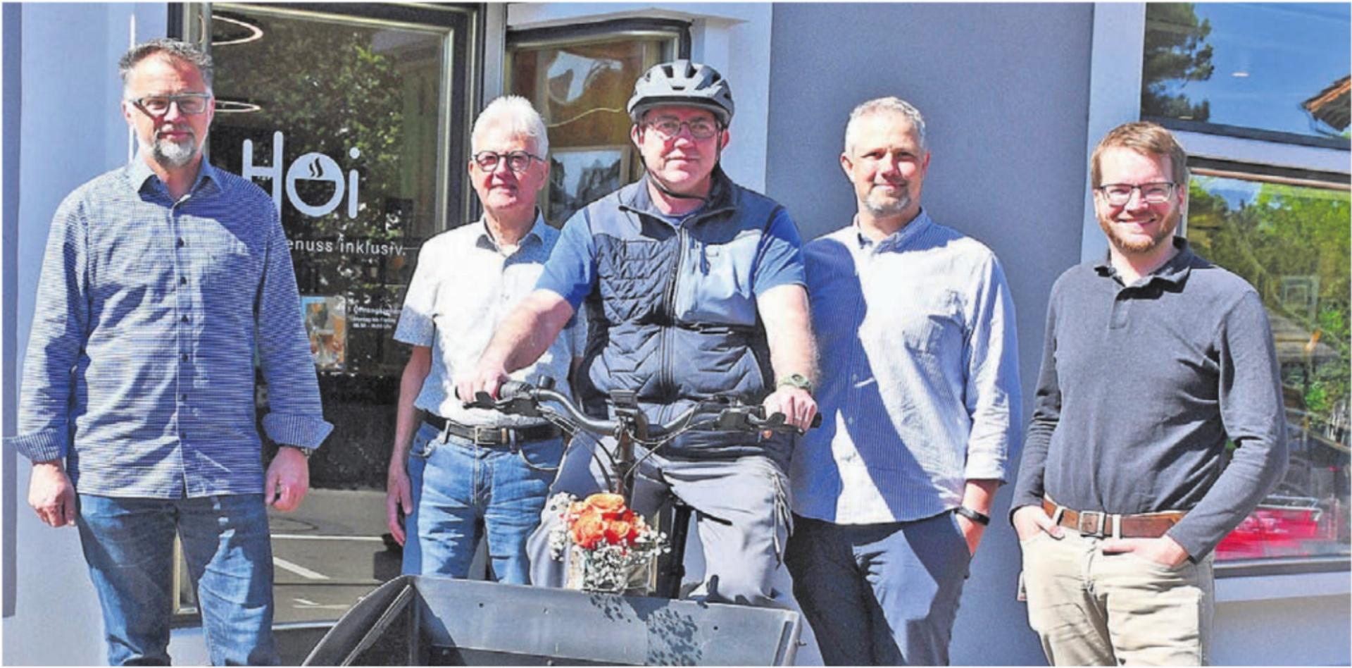 Der erste offizielle Einsatz des Cargo-E-Bikes wird festgehalten: (v. l.) Bruno Richert, AEW; Vorstandsmitglied GOV Ernst Hochstrasser; Jürgen Meyer, Mitarbeiter Logistik; Geschäftsführer der Integra Jonas Meier und Marcel Meyer, Leiter Arbeit. - Das Bild wird blockiert. – Möglicherweise durch einen aktiven Adblocker.