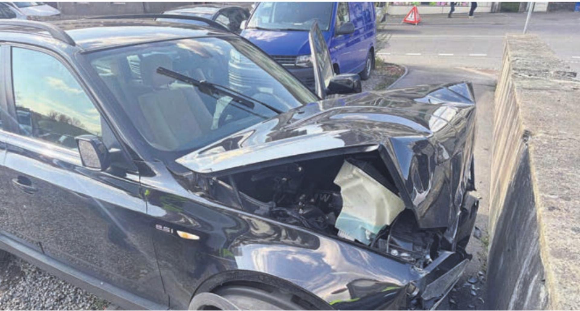 Das Auto prallte heftig in eine Stützmauer. - Das Bild wird blockiert. – Möglicherweise durch einen aktiven Adblocker.