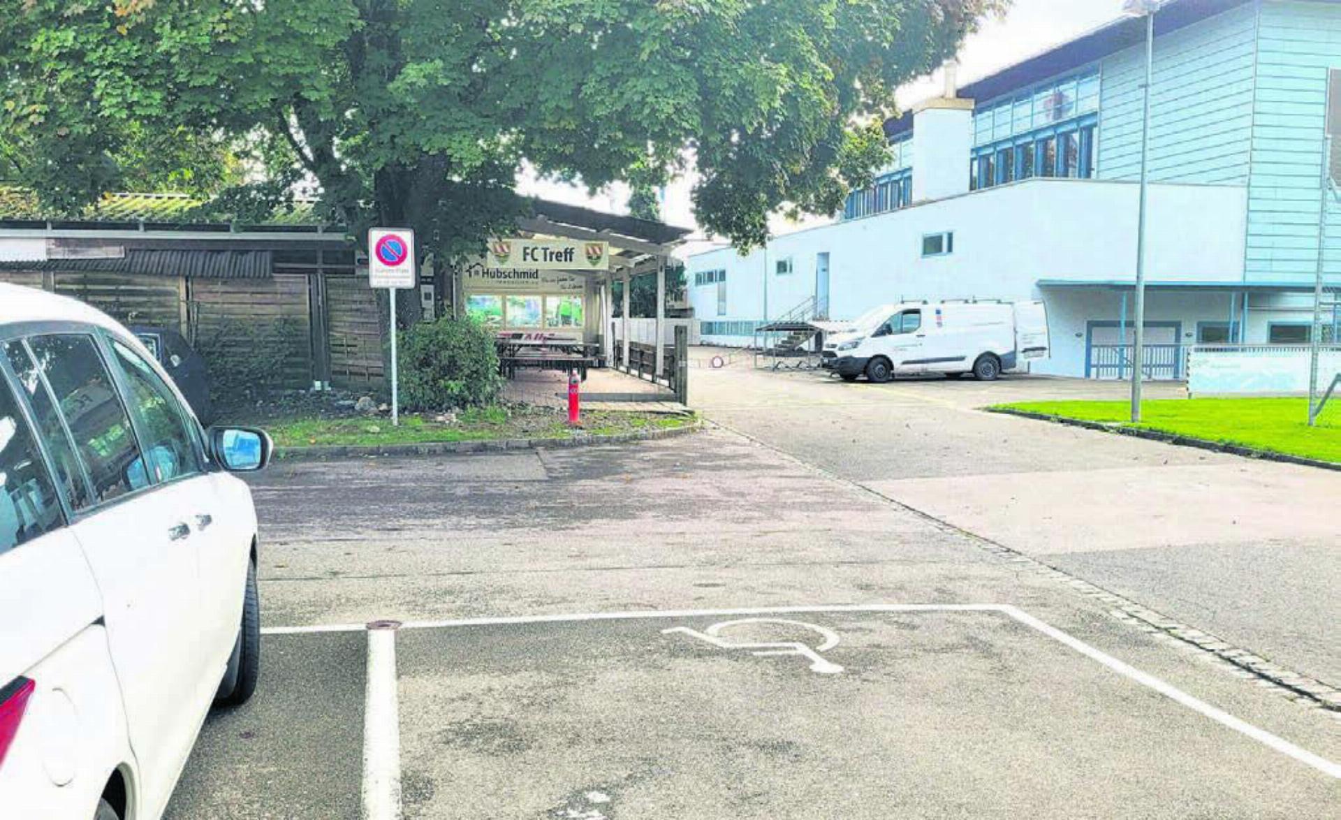 Eine der Schlüsselstellen: Mittels einer Abschrankung, die sich nur mit Schlüssel öffnen lässt, soll Autofahrern der Weg vom grossen Parkplatz Richtung Schule und auch Richtung Kindergarten versperrt werden. Bilder: Walter Minder / Archiv