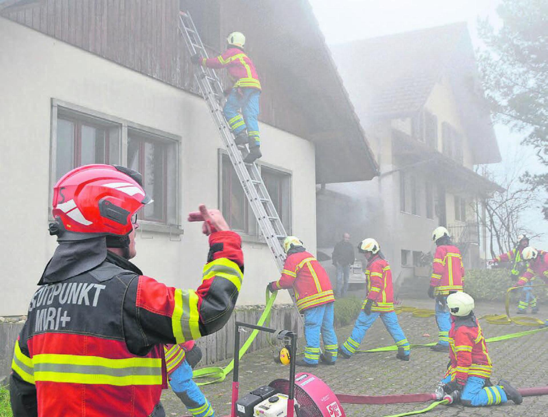 Fahrzeug einweisen, Verletzte bergen, Schläuche verlegen – vieles läuft beim Einsatz der Feuerwehr parallel. Bilder: Annemarie Keusch