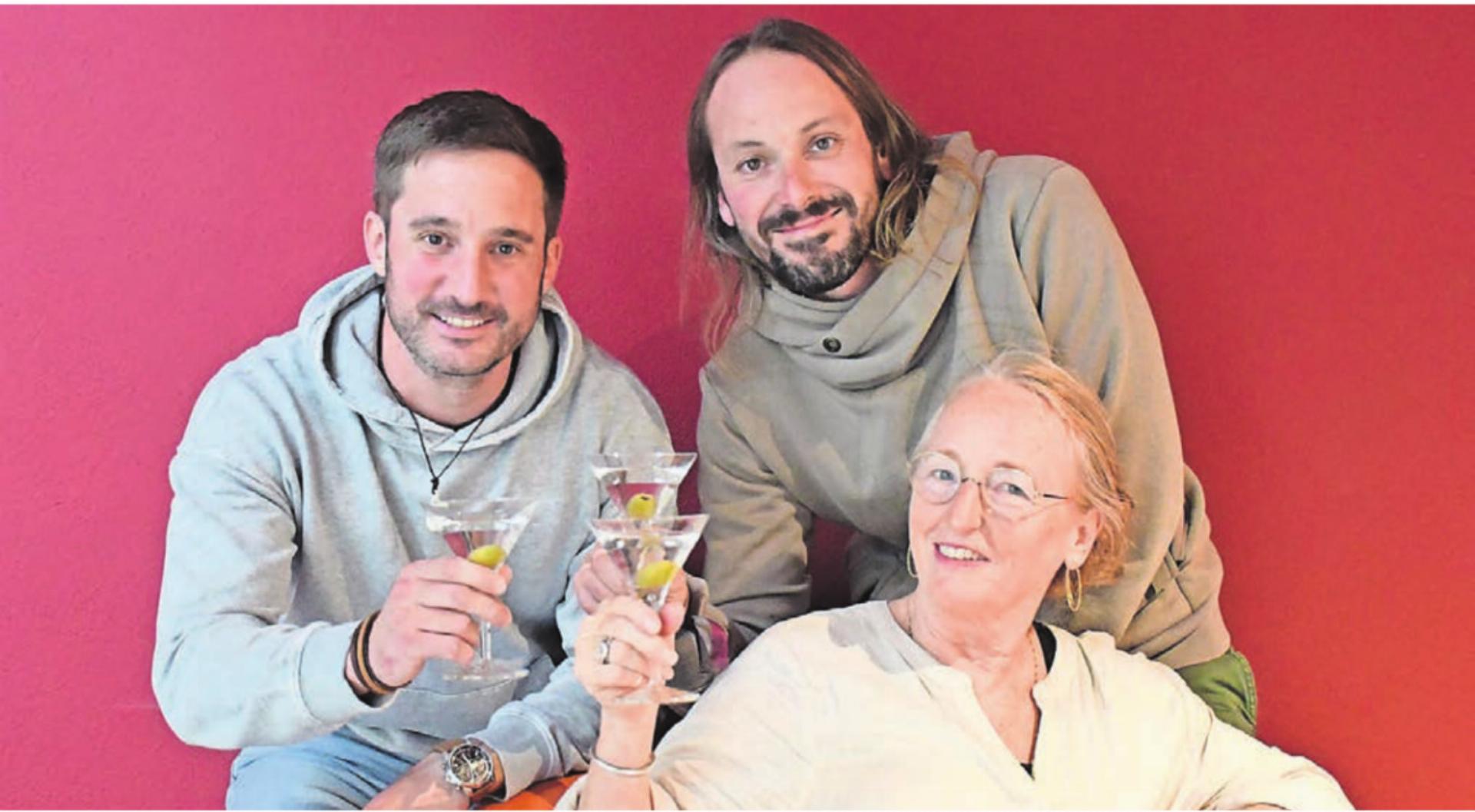 Stossen auf eine gelungene Bond Night an (v. l): Adriano Meyer, Monika Küng und David Meier. Bild: mo - Das Bild wird blockiert. – Möglicherweise durch einen aktiven Adblocker.