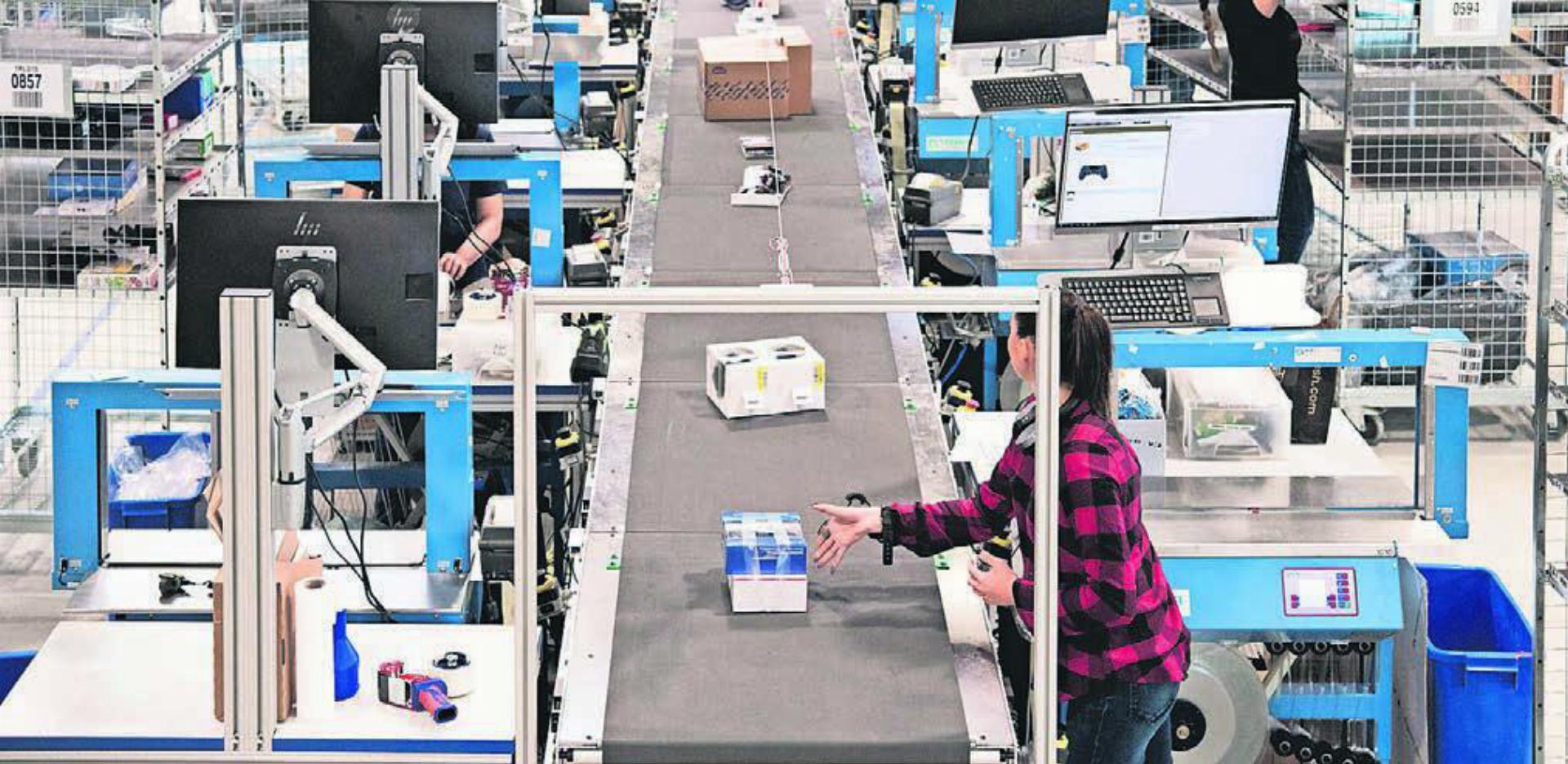 Weiterhin auf der Erfolgsspur: Im Zentrallager in Wohlen laufen viele Fäden von Galaxus zusammen. Bild: pd - Das Bild wird blockiert. – Möglicherweise durch einen aktiven Adblocker.