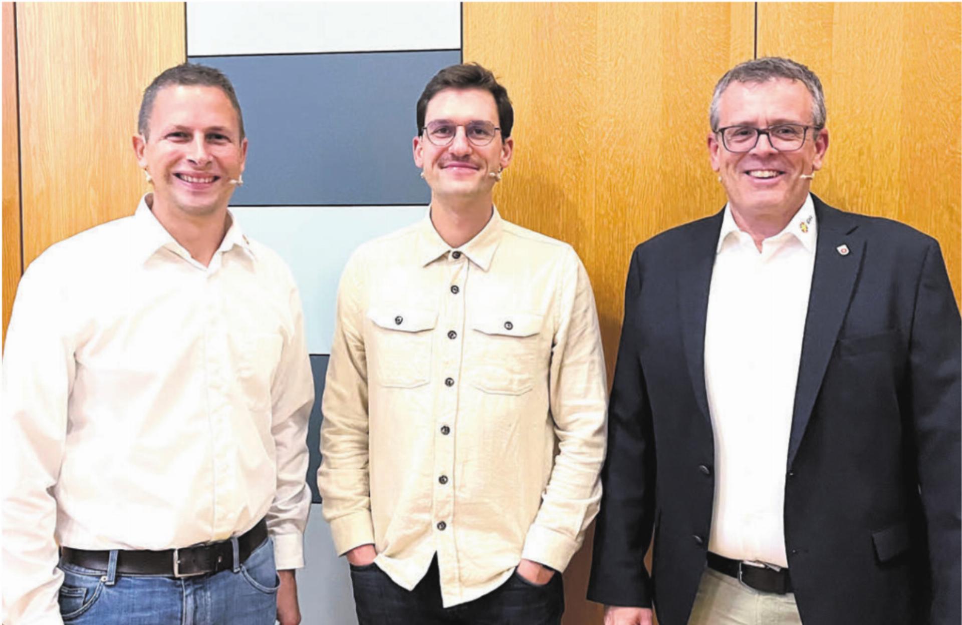 Die drei kompetenten Referenten an diesem Abend (von links): Jonas Moos (Leiter Energielösungen GWV), Benjamin Wanzenried (OekoWatt) und Martin Hössli (Geschäftsleiter GWV). Bild: Walter Minder - Das Bild wird blockiert. – Möglicherweise durch einen aktiven Adblocker.