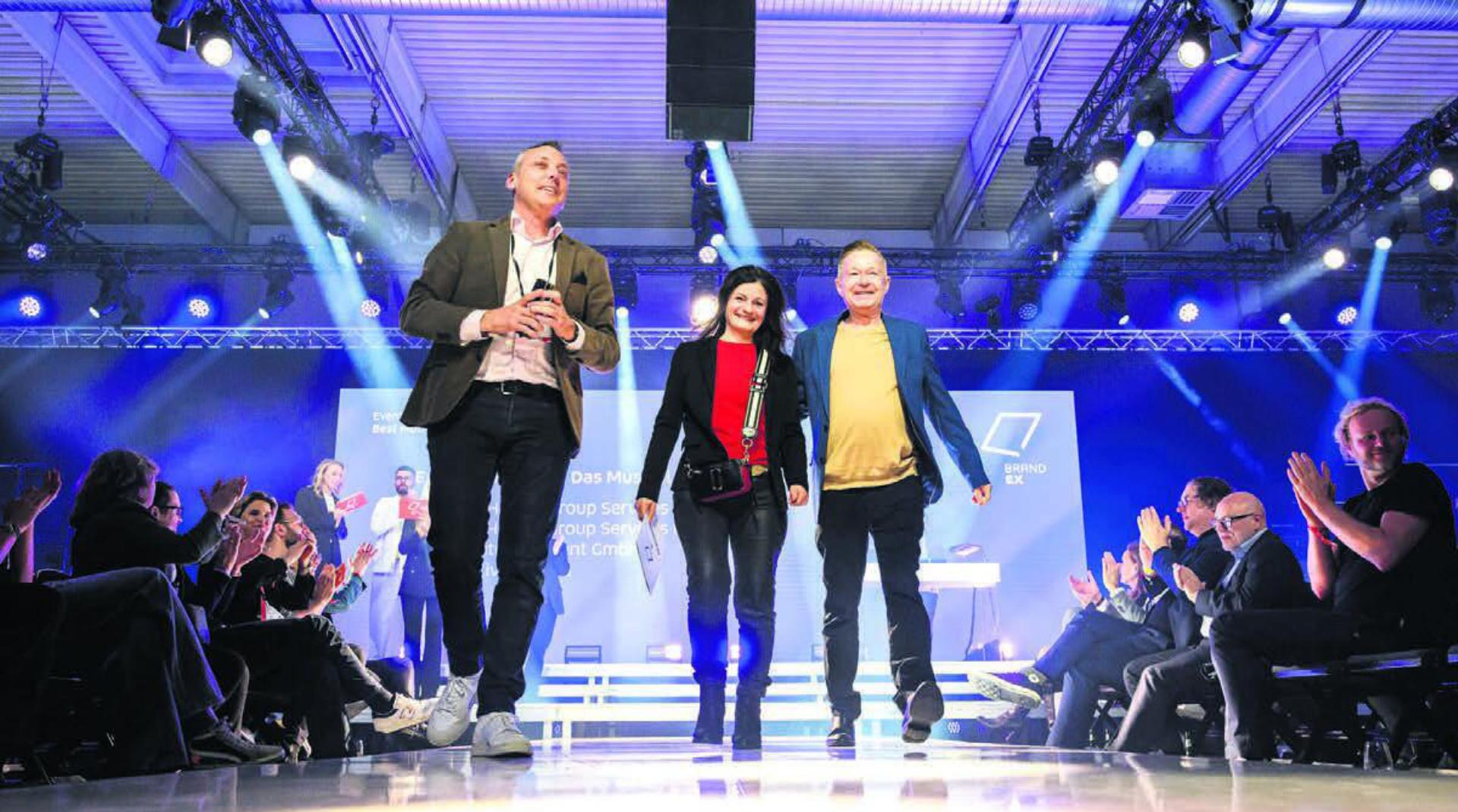Die Übergabe des Awards war ein stimmungsvoller Moment (v. l.): Stefan Mathys (CEO Winkler), Brigitte Eble (Auftraggeberin von Endress  Hauser) und Tony Bürgisser (Winkler Key Account Manager am Standort Basel). Bilder: pd