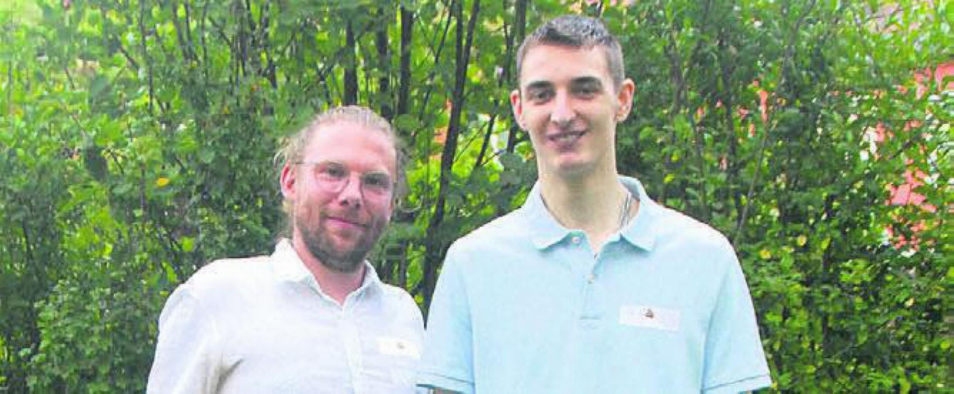 Philippe Meier, Berufsbildner, freut sich über den Erfolg seines Schützlings Joel Hartmann.
Bild: zg