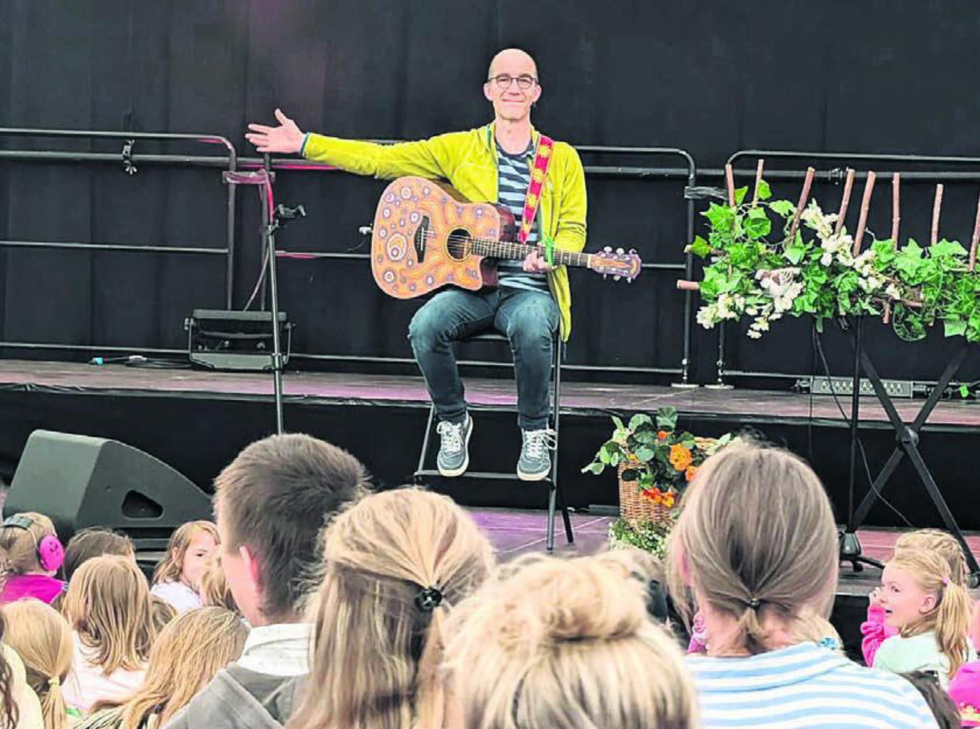 Kinderliedermacher Andrew Bond sorgt bereits am Samstagvormittag für ein grosses Highlight. Bilder: Marco Huwyler