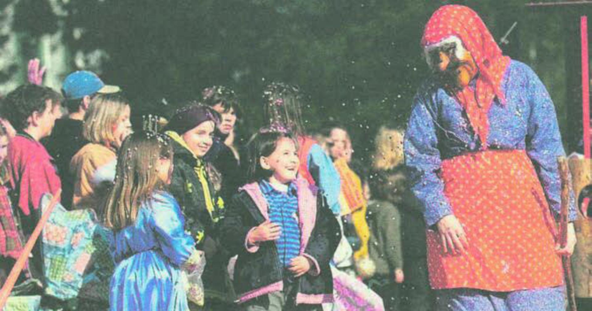 Neben Spektakel bot die Fasnacht mal wieder viele fröhliche Begegnungen. Bild: Archiv