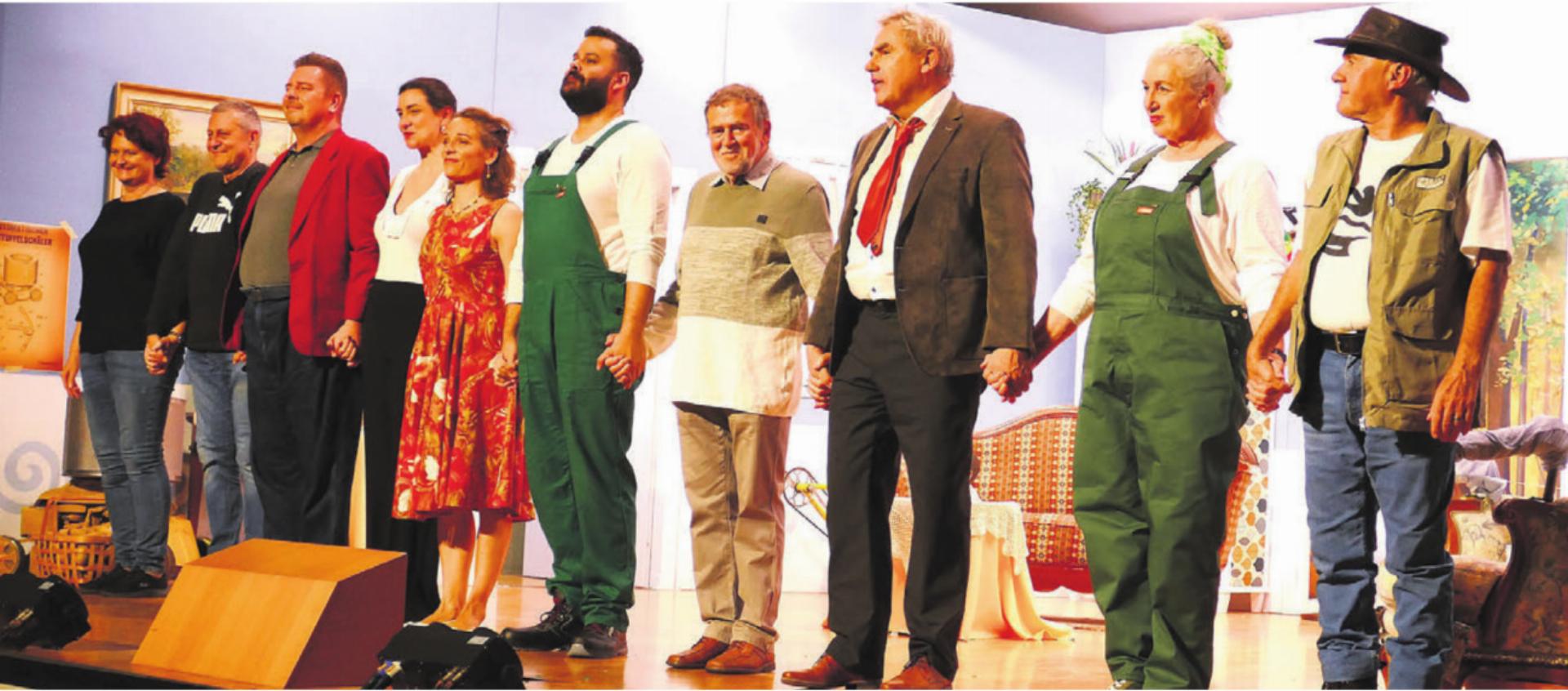 Die Theater-Crew bedankt sich beim Publikum, von links: Carmen Zehnder (Souffleuse), Willy Zehnder (Inspizient), Michael Diener, Clio Meier, Regula Wohler, Patrick Grob, Bruno Brunner (Regie), Thomas Räber, Luzia Brun und Ruedi Senn. Bilder: Richard Gähwiler - Das Bild wird blockiert. – Möglicherweise durch einen aktiven Adblocker.