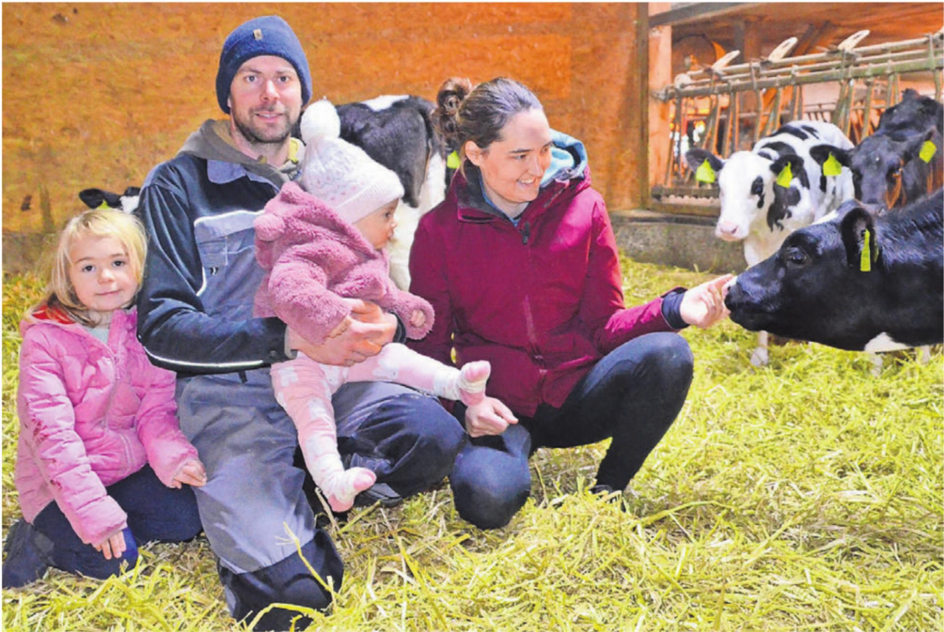 Lukas Villiger, Präsident der Holsteinzüchter Oberfreiamt, mit Ehefrau Mathilde und den Töchtern Anaïs (links) und Nolwen. - Das Bild wird blockiert. – Möglicherweise durch einen aktiven Adblocker.