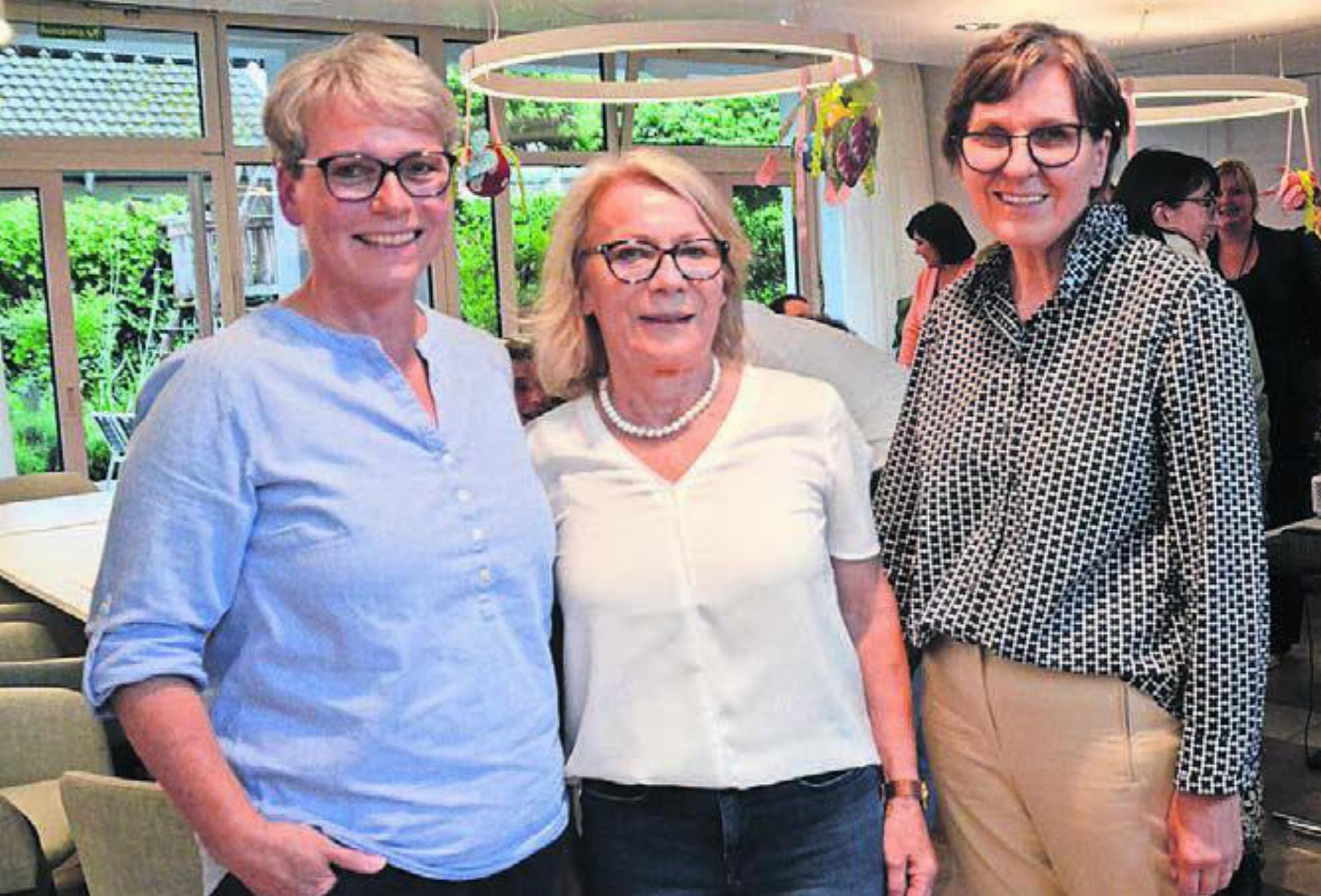 Rösli Trottmann, abtretende Finanzverantwortliche der Familienberatung Bezirk Muri, flankiert von Nachfolgerin Priska Amhof (links) und Präsidentin Monika Stutz. Bild: tst