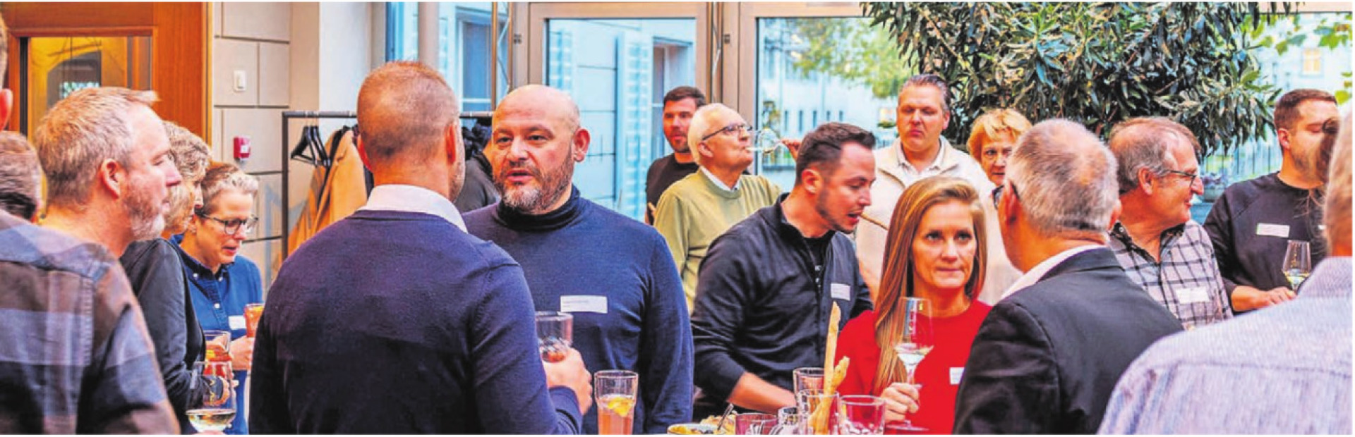 Zum Abschluss der Reise, die rund 1000 Jahre zurückführte, gab es einen Apro und viel Small Talk. Bilder: Simon Huwiler - Das Bild wird blockiert. – Möglicherweise durch einen aktiven Adblocker.