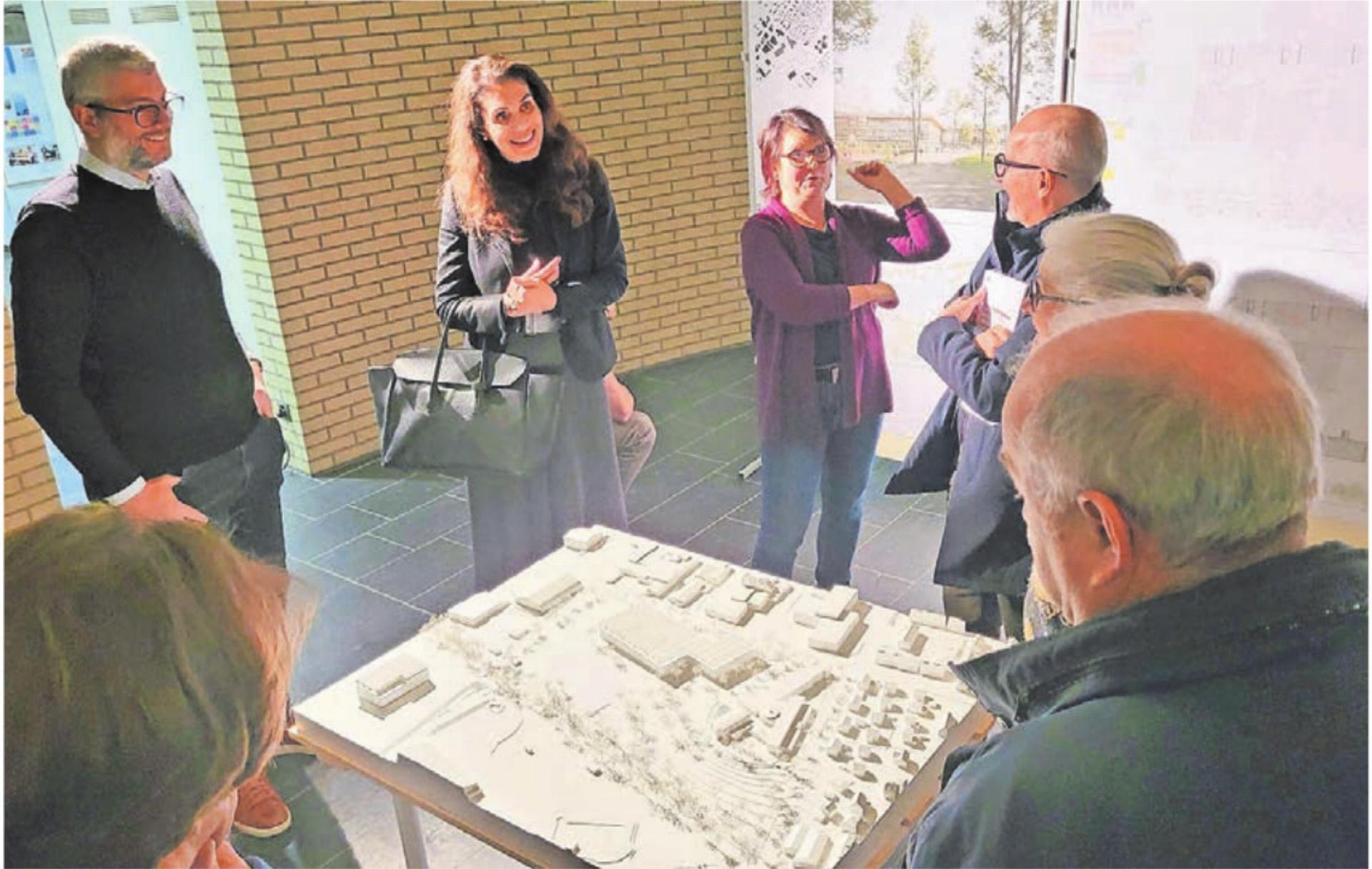 Das ausgestellte Modell bot Anlass für viele Diskussionen unter den Gästen der Vernissage. - Das Bild wird blockiert. – Möglicherweise durch einen aktiven Adblocker.