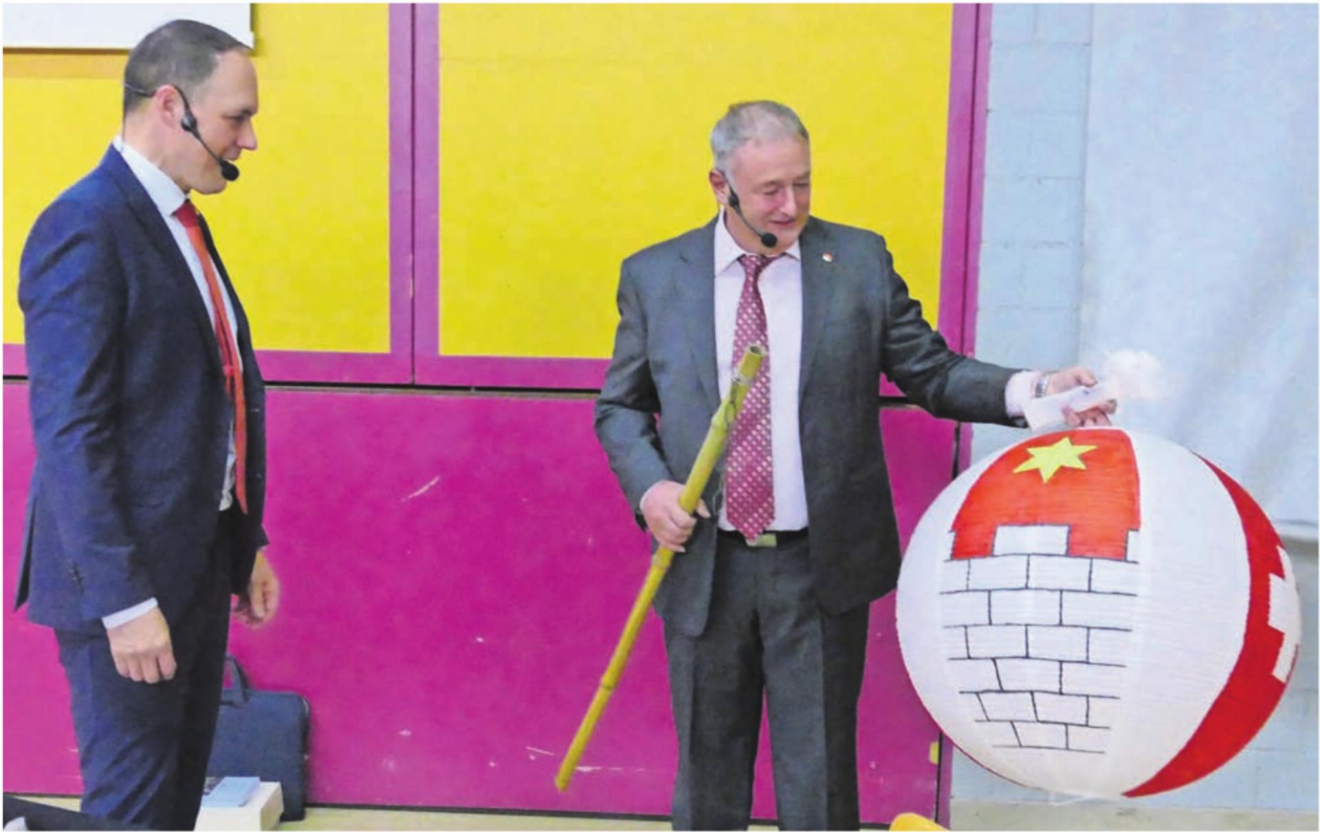 Der abtretende Gemeindeammann Roger Hausherr (rechts) übergab seinem Nachfolger Pascal Vogel einen Lampion mit Eggenwiler Wappen. Bild: Stefan Treier - Das Bild wird blockiert. – Möglicherweise durch einen aktiven Adblocker.