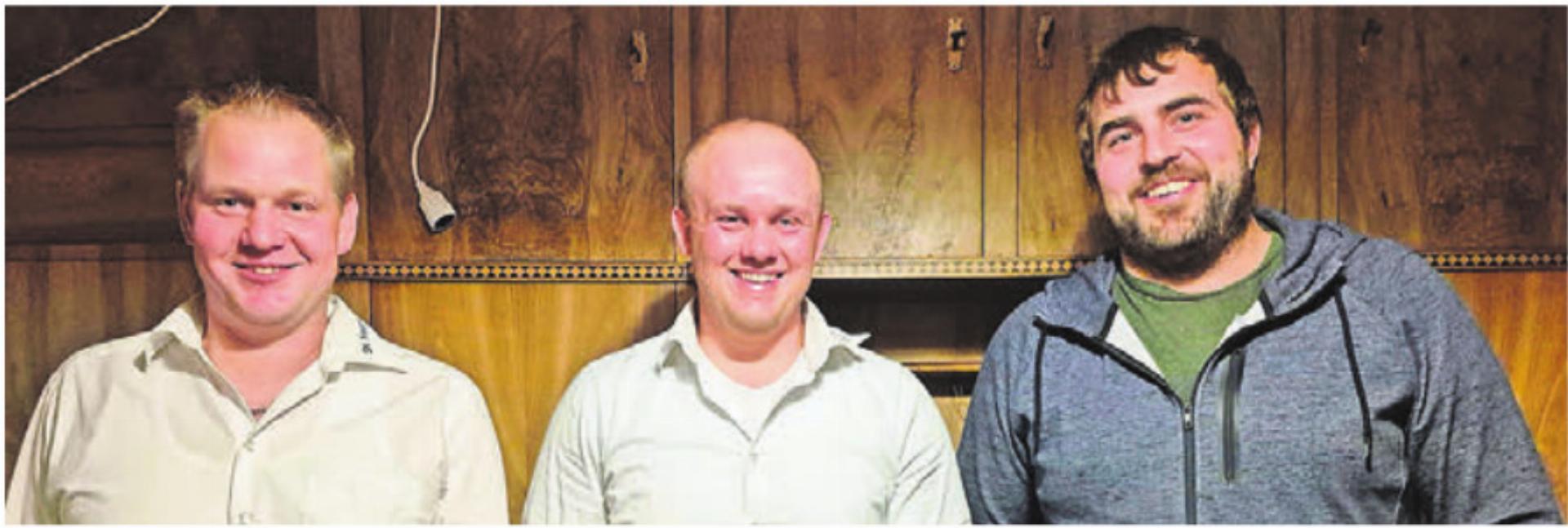 Der Präsident Marco Küng, umrahmt vom scheidenden Vorstandsmitglied Patrick Betschart (links) und vom neuen Vorstandsmitglied Reto Leuthard. Bild: zg - Das Bild wird blockiert. – Möglicherweise durch einen aktiven Adblocker.