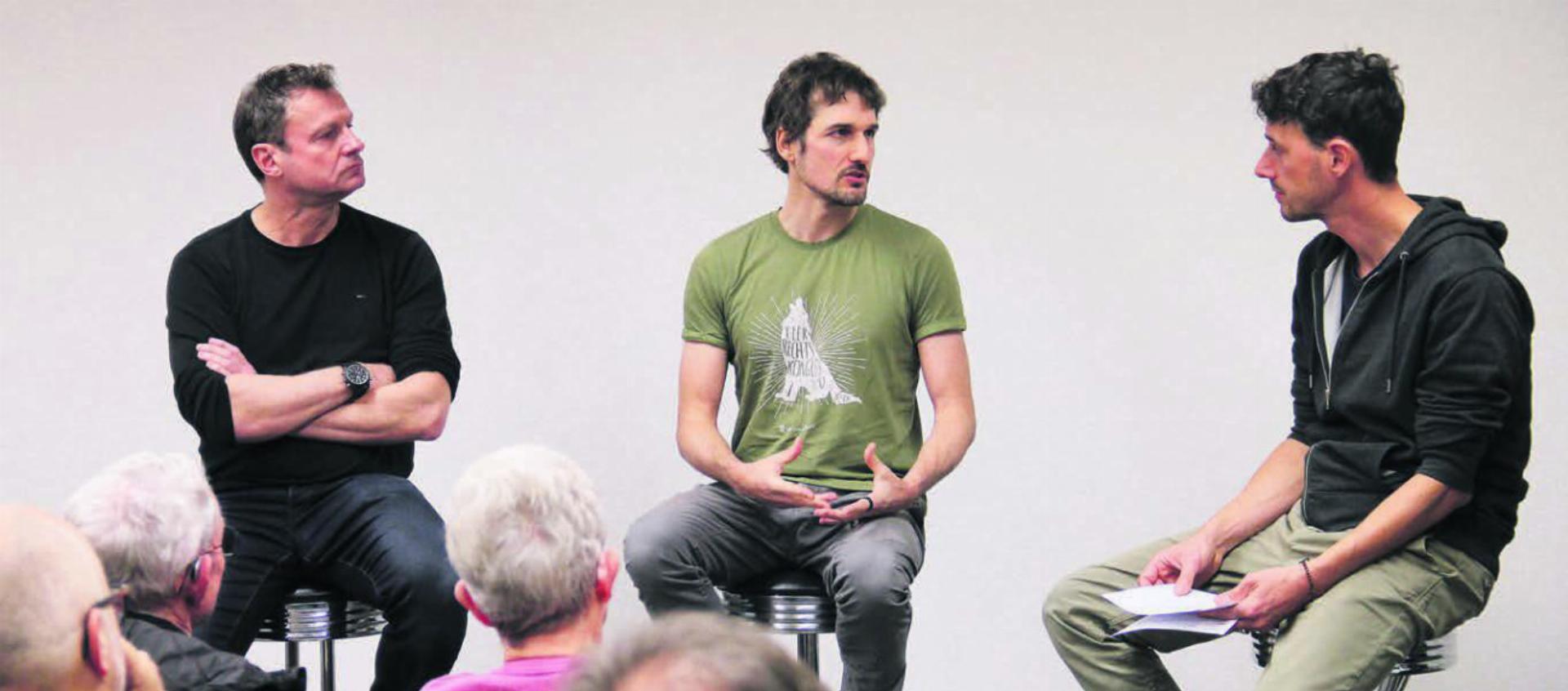 Stehen sich beim Thema Ernährung gegenüber (von links): Philippe Haeberli von «Proviande» und Tobias Sennhauser von «Tiere im Fokus». Mario Roost, Aktion Häggligrüen, leitete das Podiumsgespräch. Bild: Monica Rast