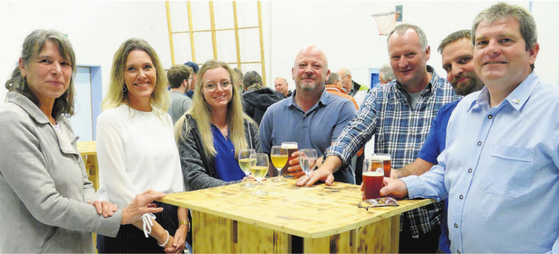 Gemeinderat und Verwaltungsangestellte nach getaner Arbeit beim Apéro, von links: Gemeinderätin Rita Müller, Gemeindeschreiberin Andrea Bolliger, Leiterin Finanzen Viola Staubli, Gemeinderäte Roger Wetzstein, Hans Vogler, Stefan Hafen und Gemeindeammann Marcel Riesen. Bild: Richard Gähwiler - Das Bild wird blockiert. – Möglicherweise durch einen aktiven Adblocker.