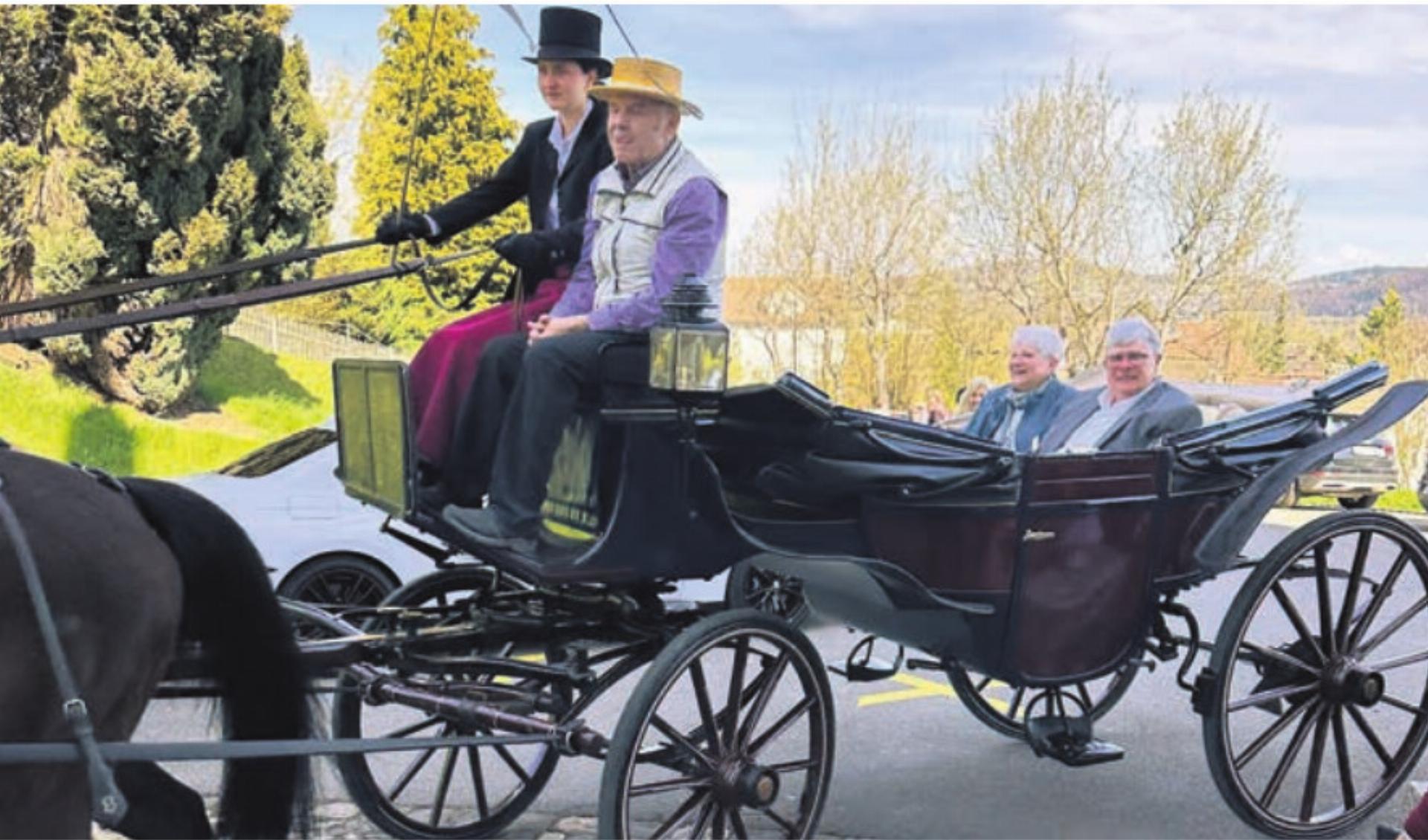 Ursula und Walter Döbeli durften den Weg von der Kirche zum Apéro in der Kutsche zurücklegen. Bild: zg - Das Bild wird blockiert. – Möglicherweise durch einen aktiven Adblocker.